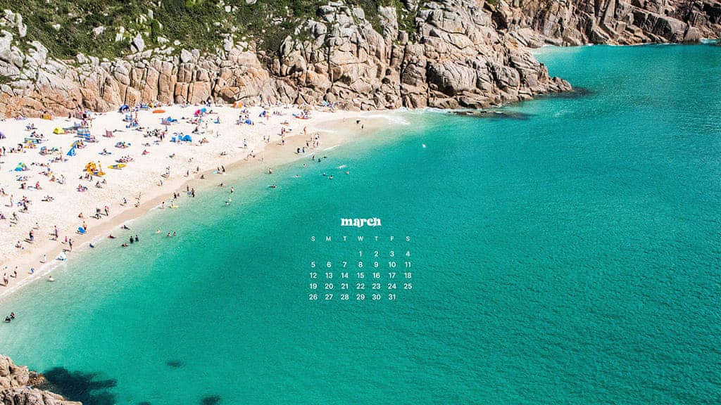 March Desktop 桌布 壁紙 — 俯瞰繁忙的白色沙灘，碧綠海水與岩石峭壁在明亮日光下。
