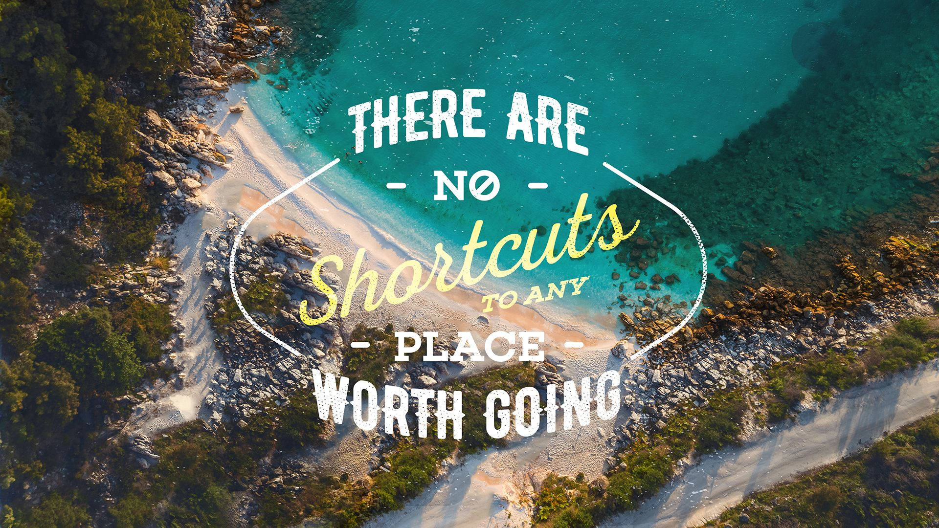 Encouraging 桌布 壁紙 — 俯瞰蜿蜒的海岸小徑擁抱著碧綠海水和岩石海岸，並帶有勵志文字疊加。