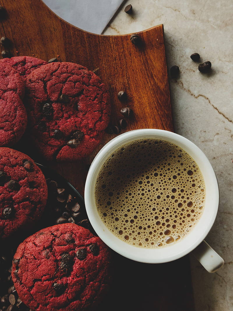 Cookie 桌布 壁紙 — 俯瞰視角：木板上濃郁的紅絲絨巧克力餅乾旁邊放著一杯冒煙的咖啡。
