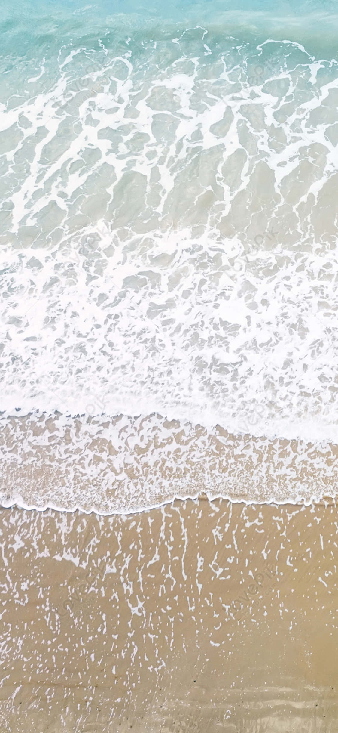 iPhone X Beach 桌布 壁紙 — 俯瞰視角：碧綠海浪拍打金色沙灘，泛起白色泡沫浪花。