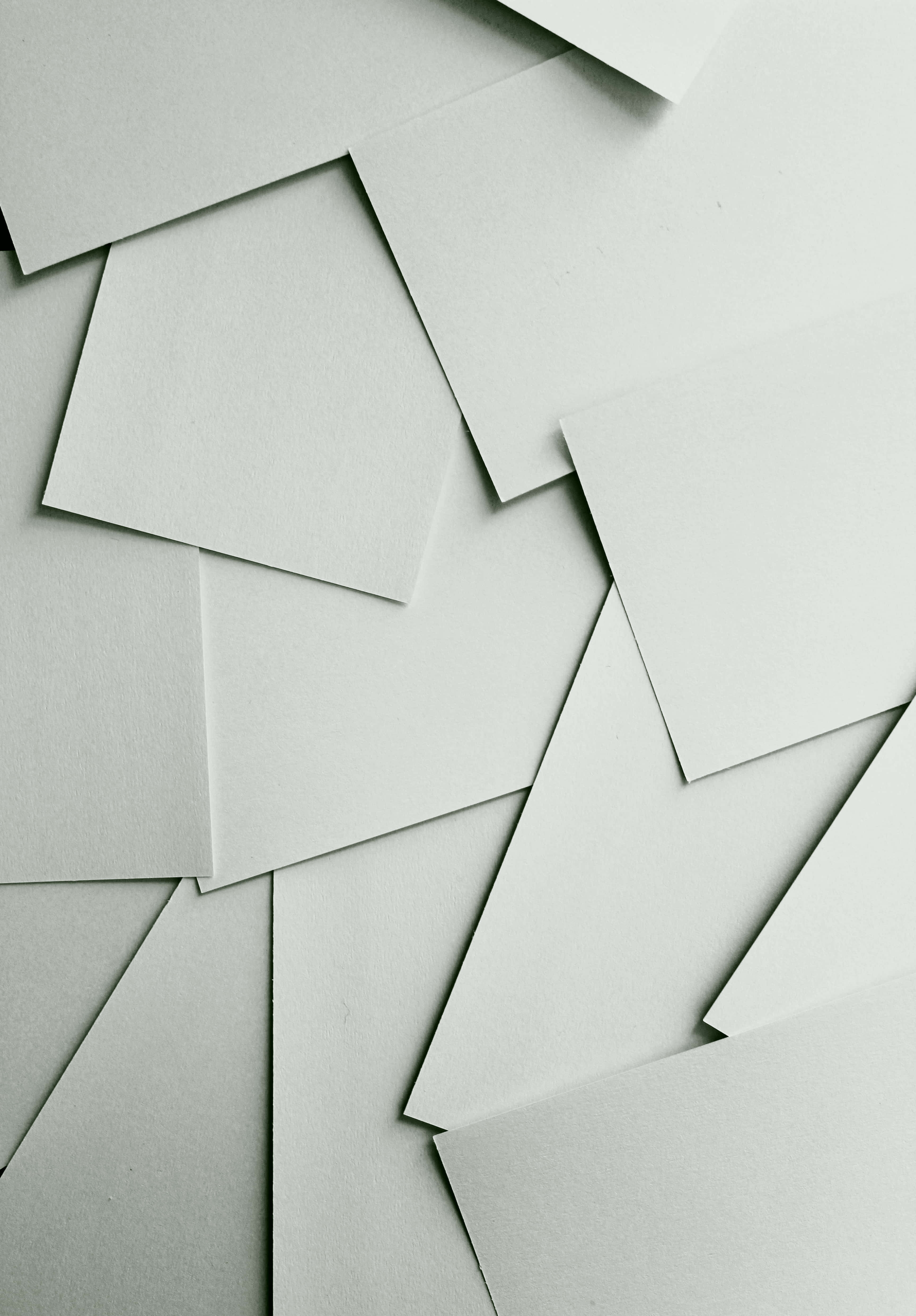 Material Design 桌布 壁紙 — 俯瞰視角下，米白色紙張重疊形成極簡幾何圖案，帶有柔和陰影。