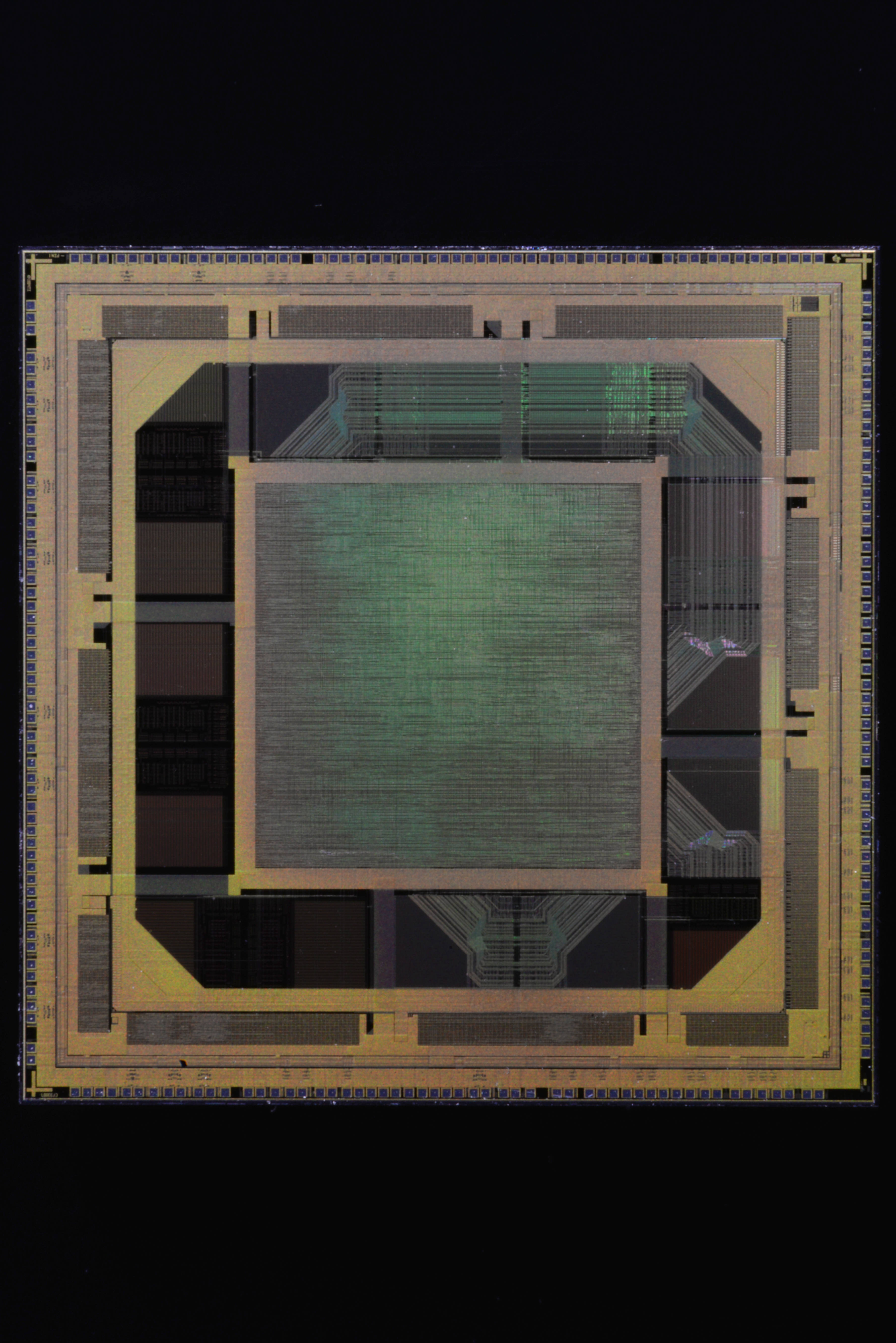 Processor 桌布 壁紙 — 俯視一個方形微晶片，帶有複雜的金色和綠色電路，背景為黑色。