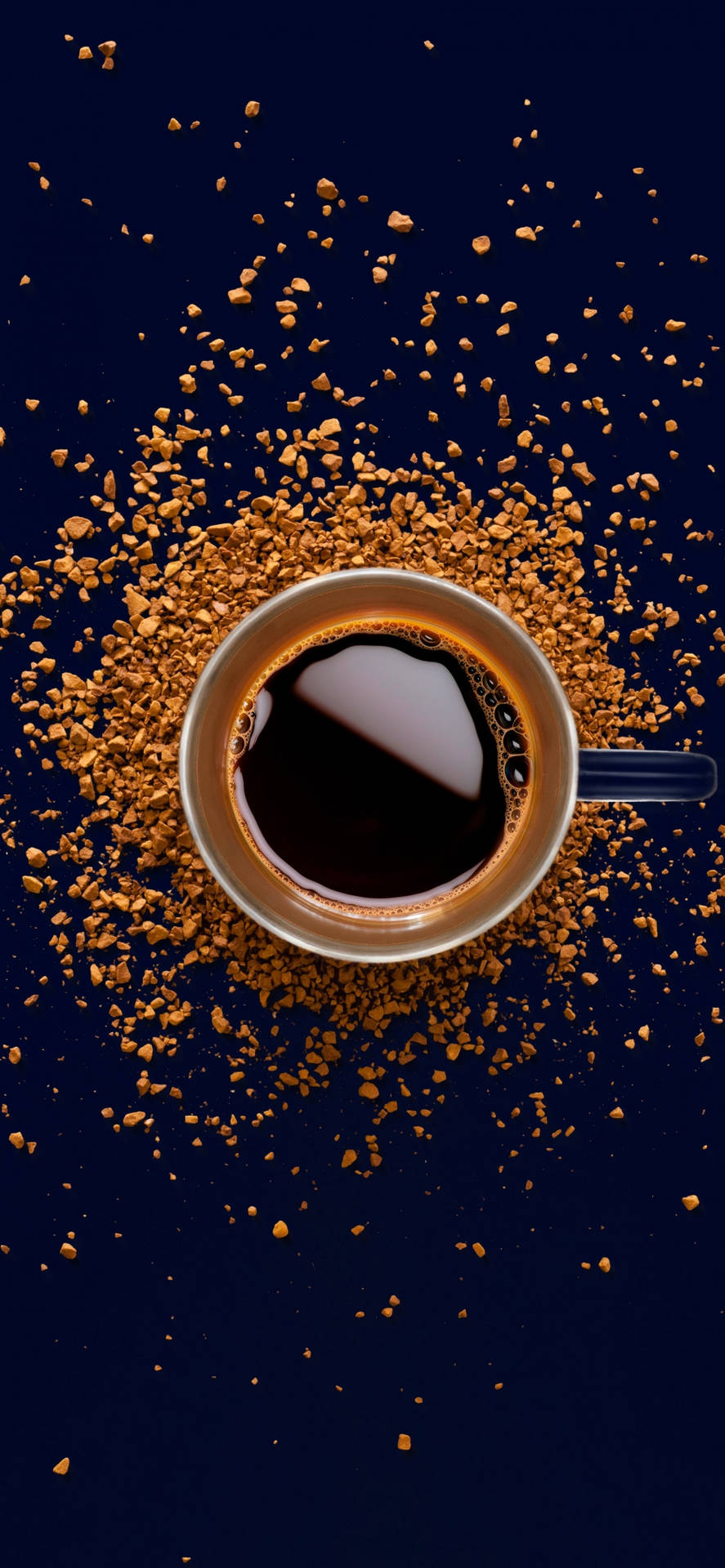 一個咖啡杯，周圍散落著咖啡渣，背景為深色。 — 咖啡動圖 壁紙