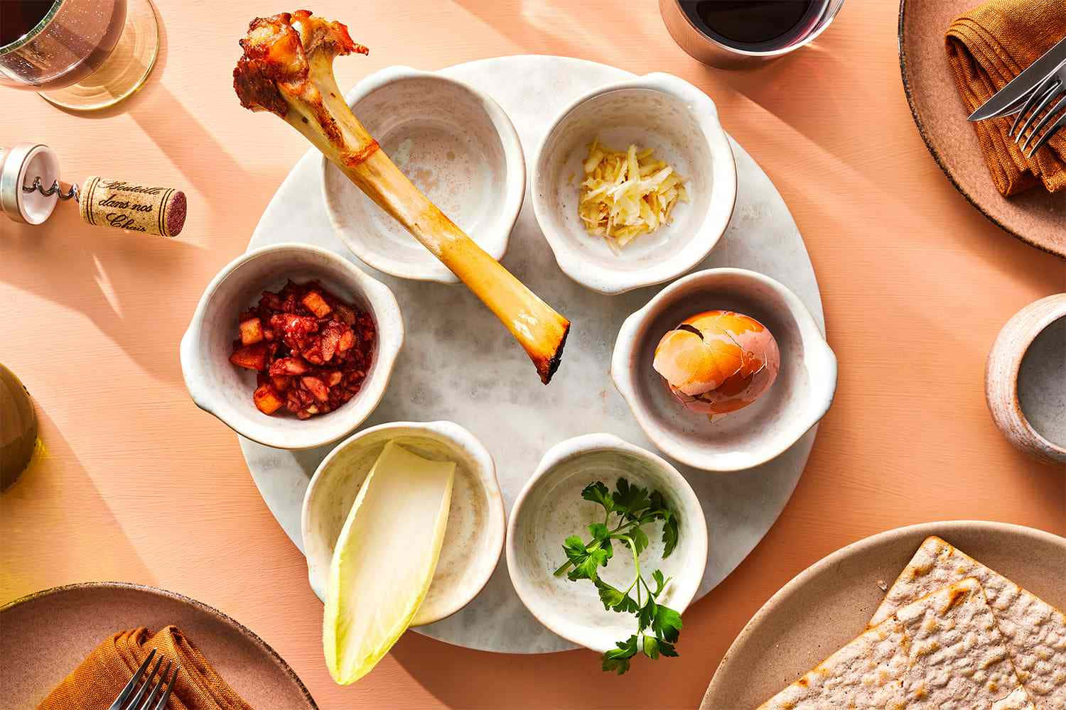 Food Table 桌布 壁紙 — 俯視圖：一個鄉村風格的餐點，烤羊骨周圍擺放著小碗的彩色配菜，放在暖色調的桌子上。