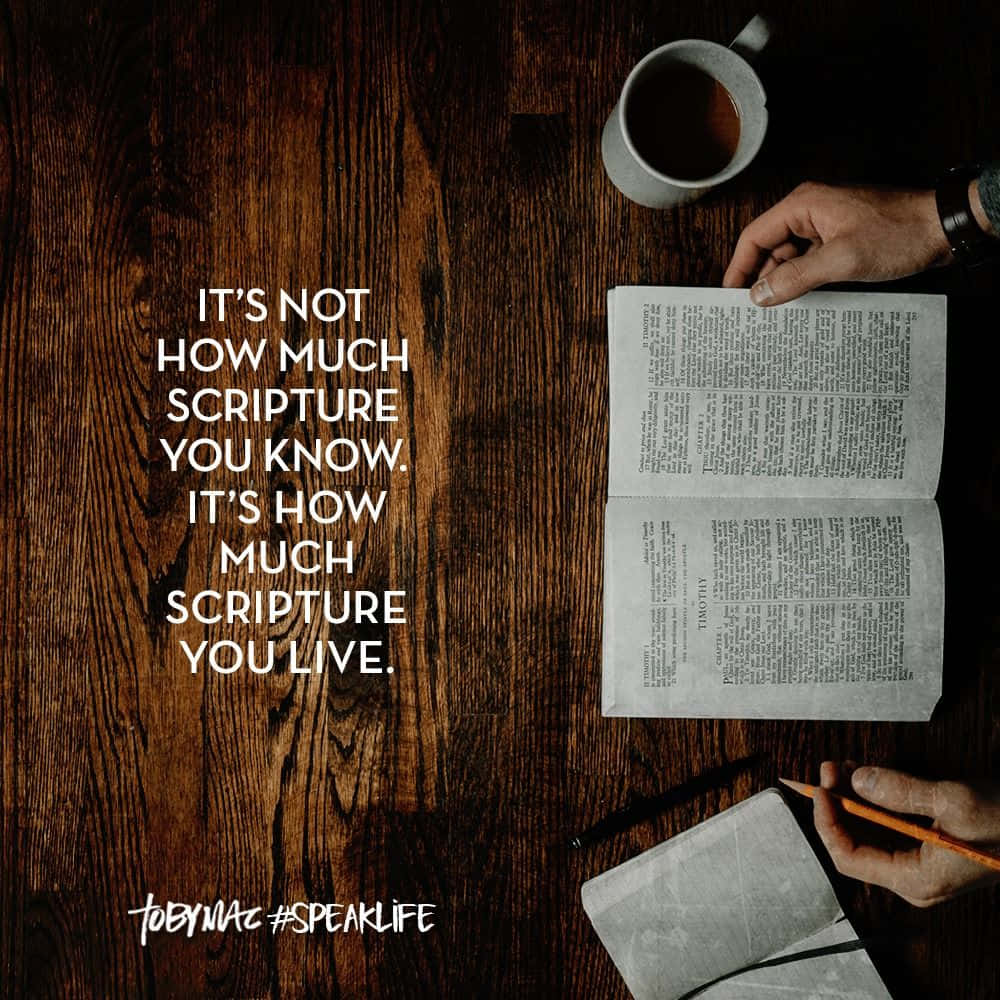Scripture 桌布 壁紙 — 俯視圖，雙手在深色木桌上拿著聖經和鉛筆，旁邊放著一杯咖啡，並有勵志文字覆蓋。