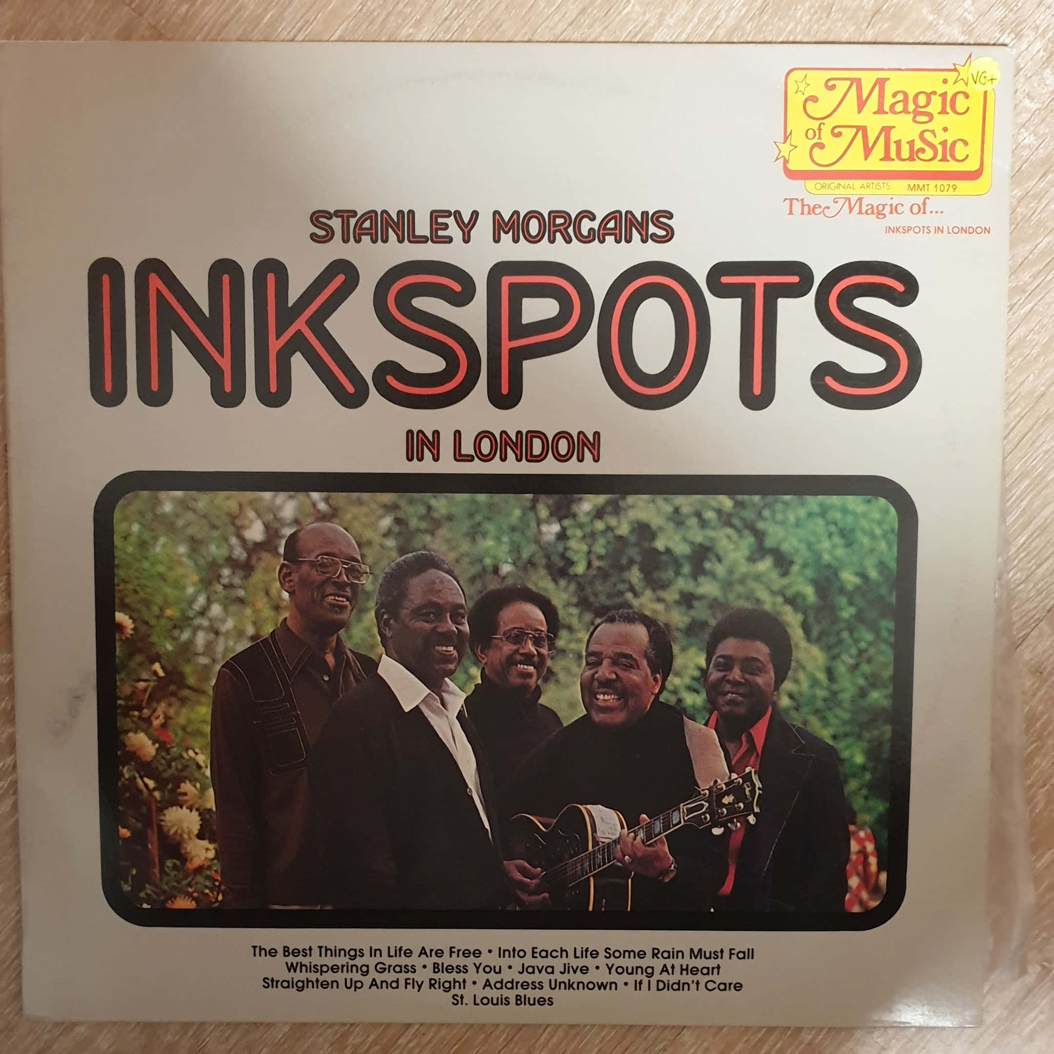band 桌布 壁紙 — 倫敦Stanley Morgans Inkspots的復古黑膠唱片封套，展示微笑的樂隊成員手持吉他，背景為綠色樹葉。