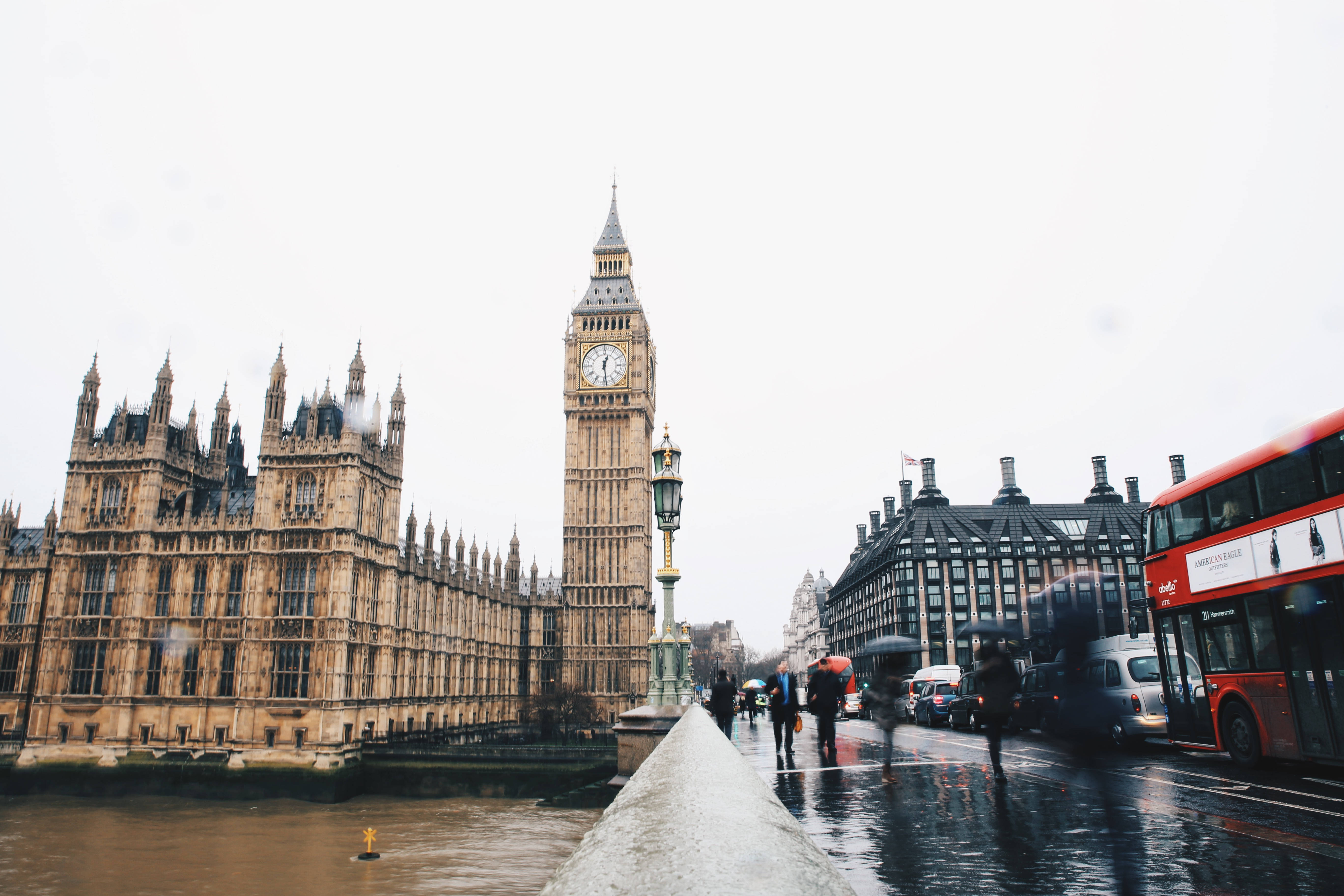 England 桌布 壁紙 — 倫敦一個雨天，大笨鐘和國會大廈倒映在泰晤士河上，天空陰沉。