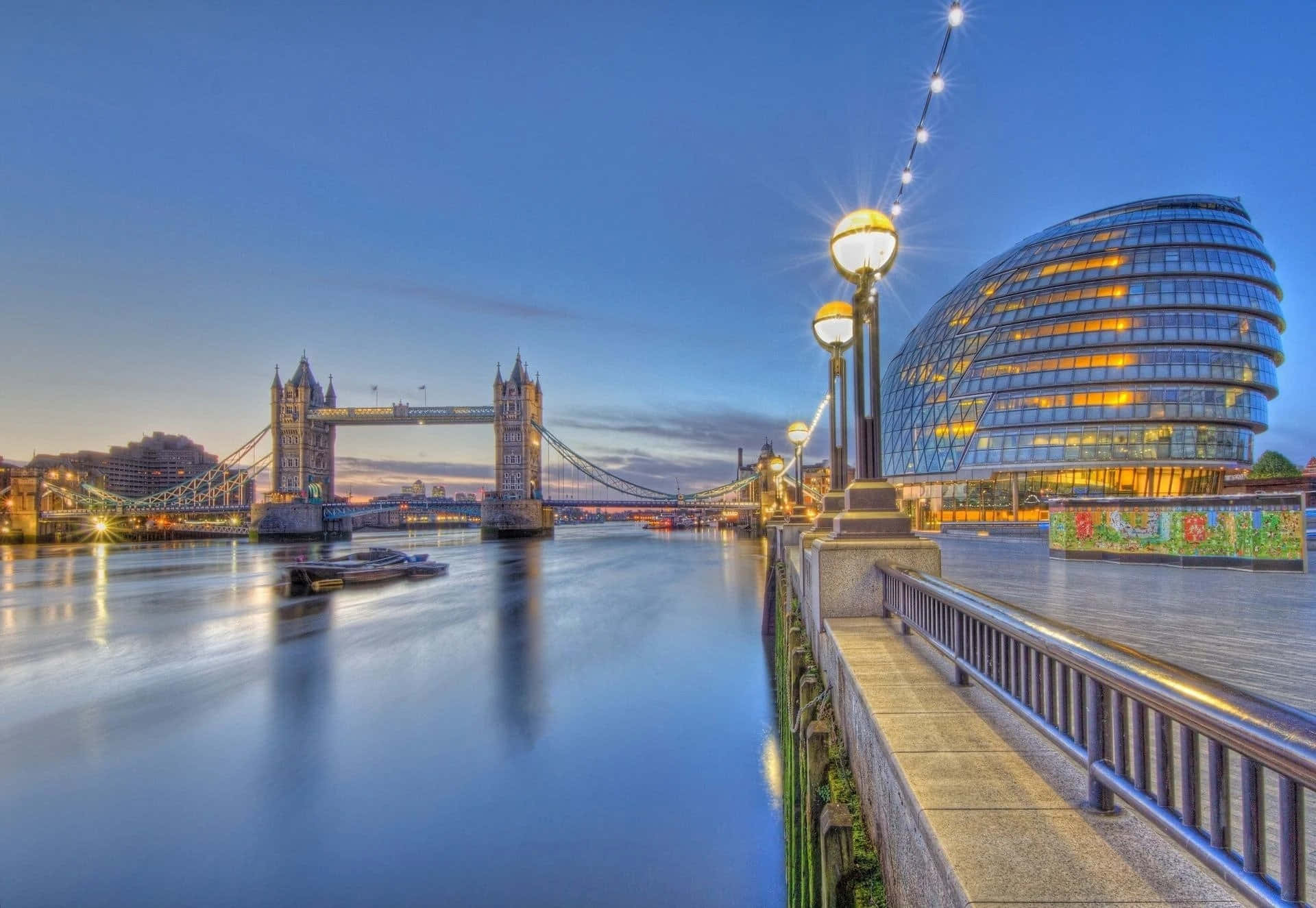 England 桌布 壁紙 — 倫敦塔橋和現代的市政廳在平靜的泰晤士河上，於暮色天空中溫暖地發光。