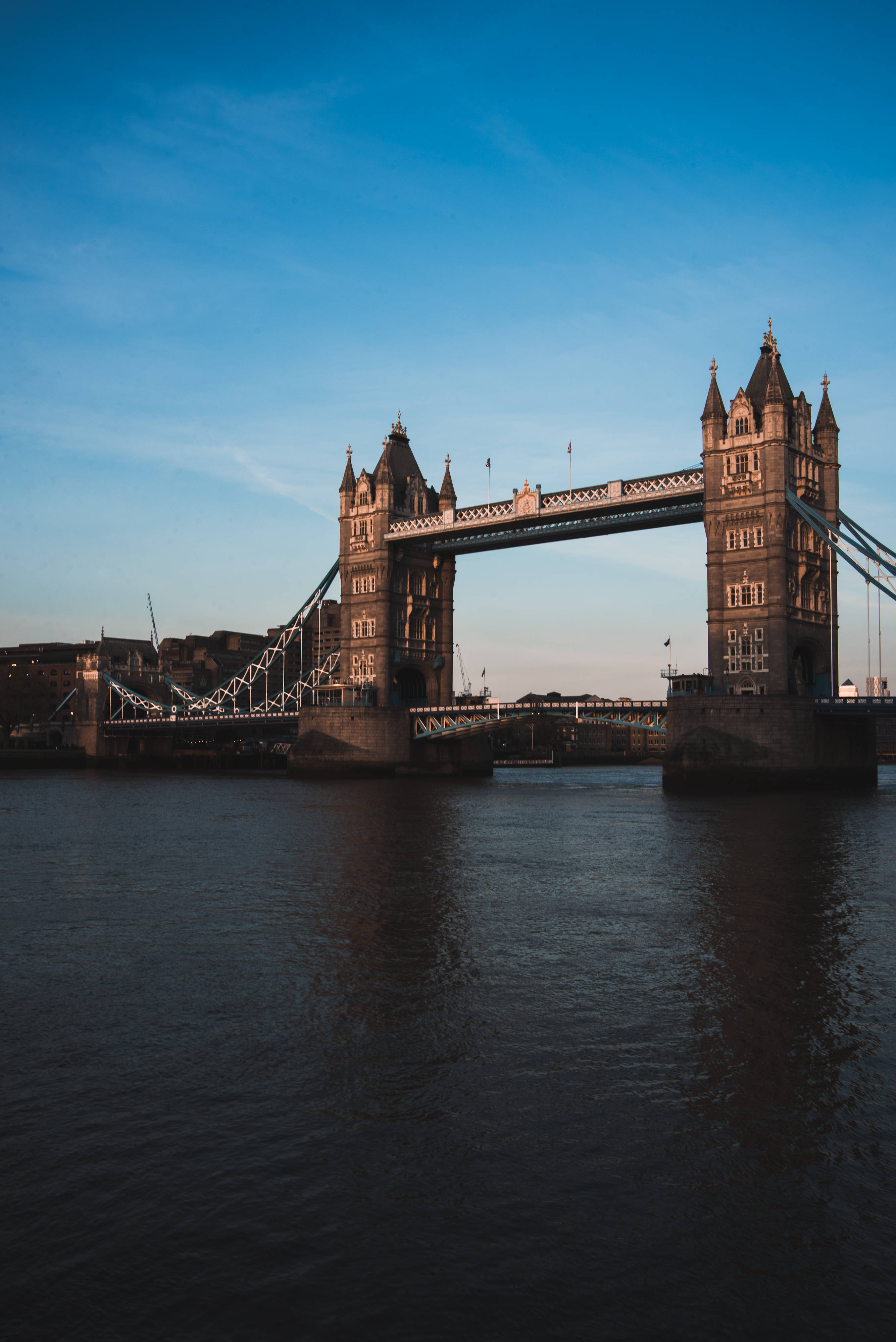 bridge 桌布 壁紙 — 倫敦塔橋在黃金時段晴朗的藍天下雄偉地矗立在泰晤士河上。