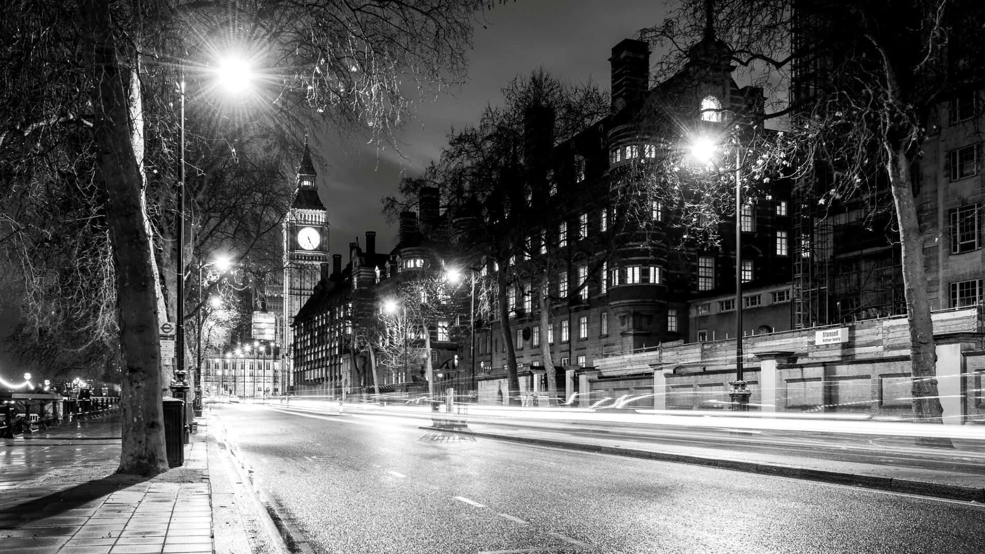 Black And White Street 桌布 壁紙 — 倫敦大笨鐘的黑白夜景，濕漉漉的街道上車燈劃過。