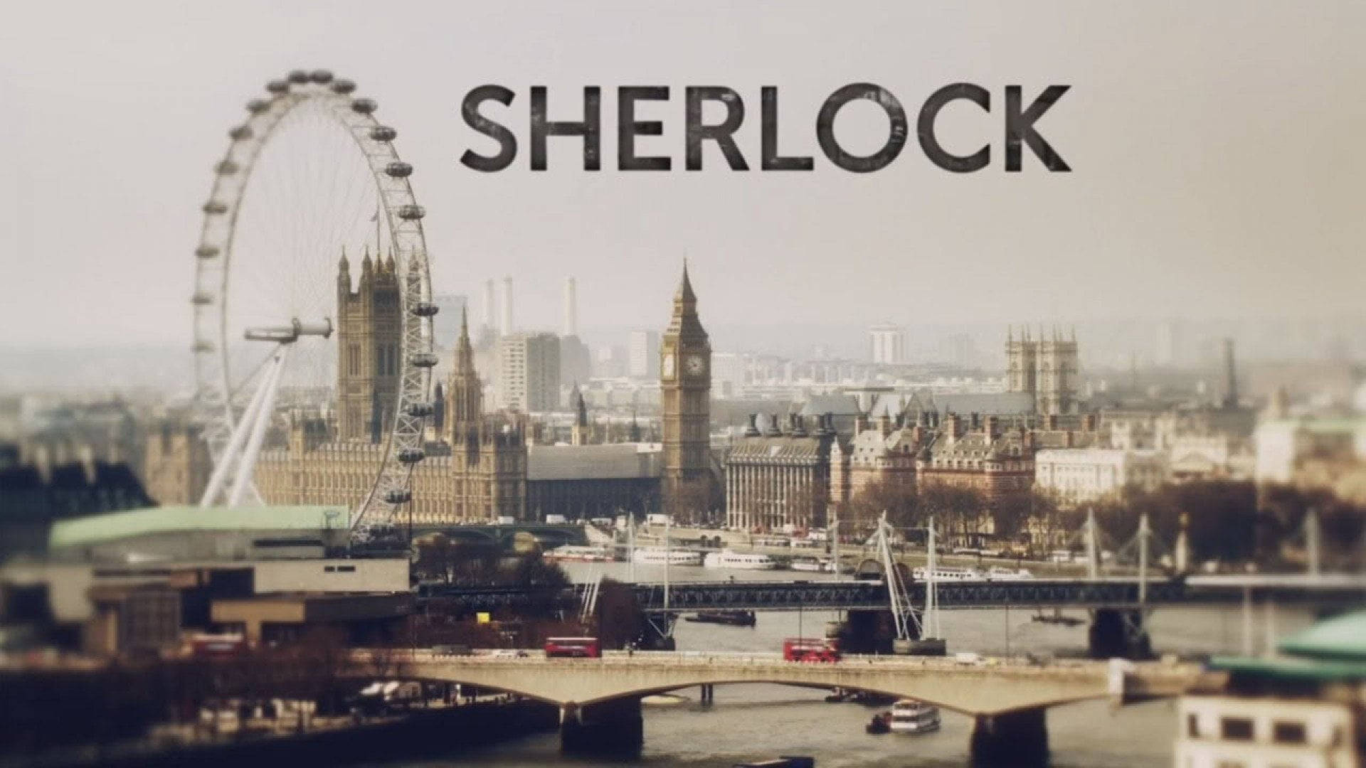 Sherlock 桌布 壁紙 — 倫敦天際線，包括大笨鐘和倫敦眼，在朦朧天空下，帶有「SHERLOCK」文字疊加。