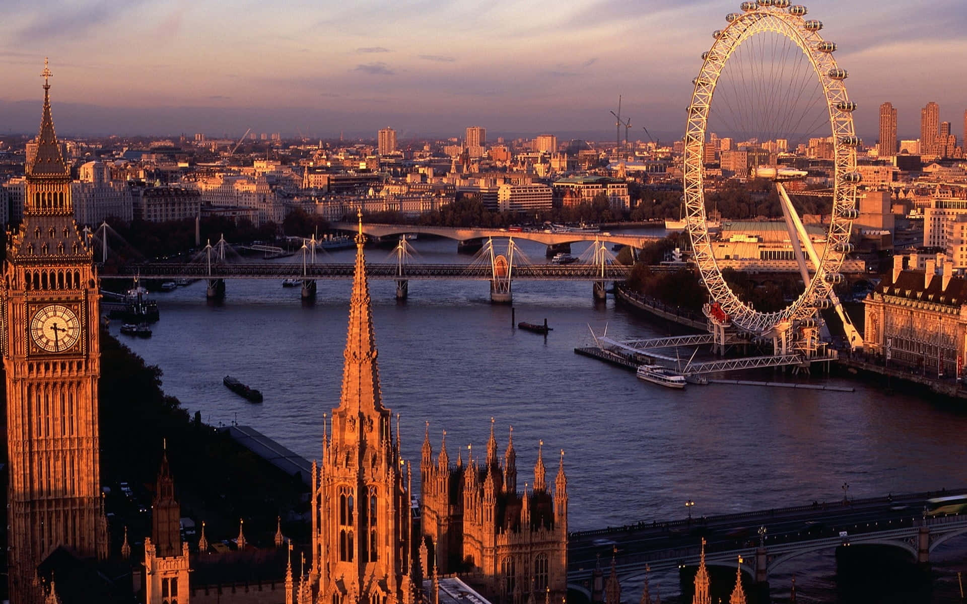 big ben 桌布 壁紙 — 倫敦天際線在日落時分，大笨鐘、倫敦眼和泰晤士河上的橋樑在溫暖的金色光芒中閃耀。