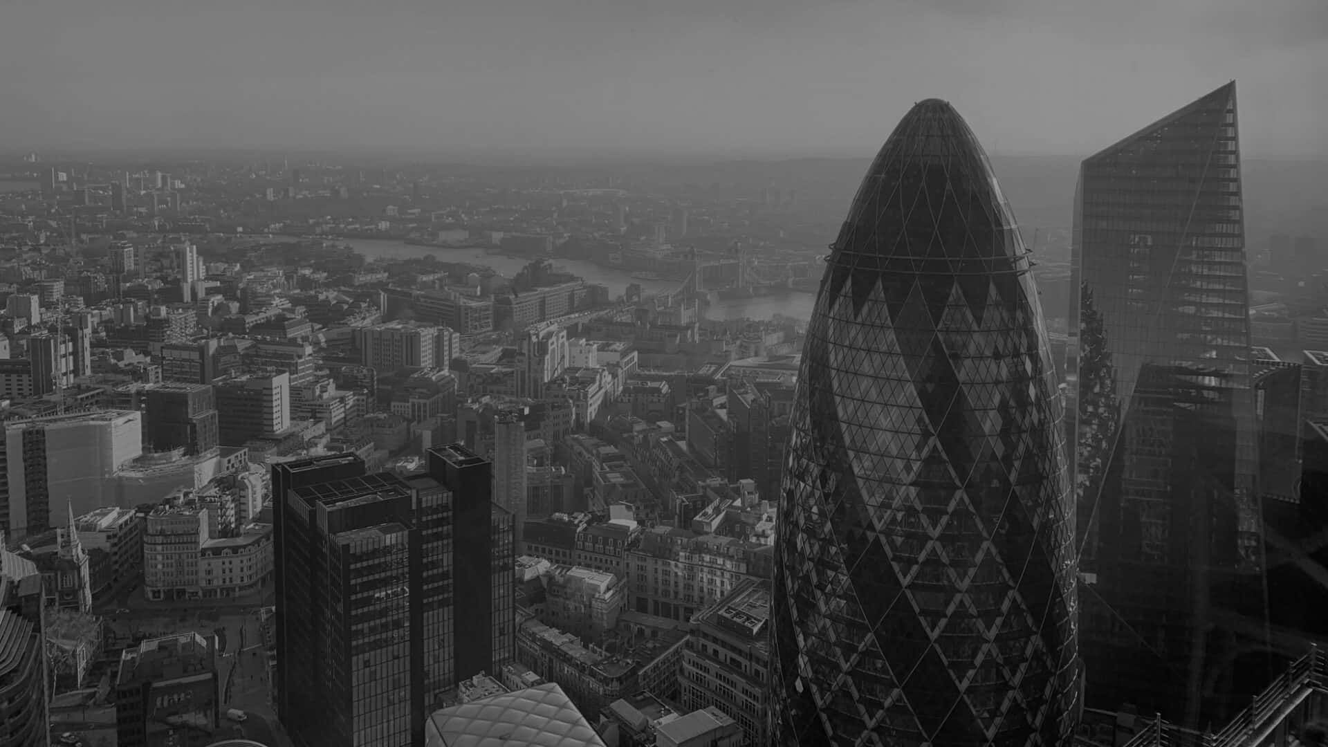 Skyscraper 桌布 壁紙 — 倫敦天際線的單色航拍圖，以標誌性的小黃瓜摩天大樓和泰晤士河的薄霧為主。
