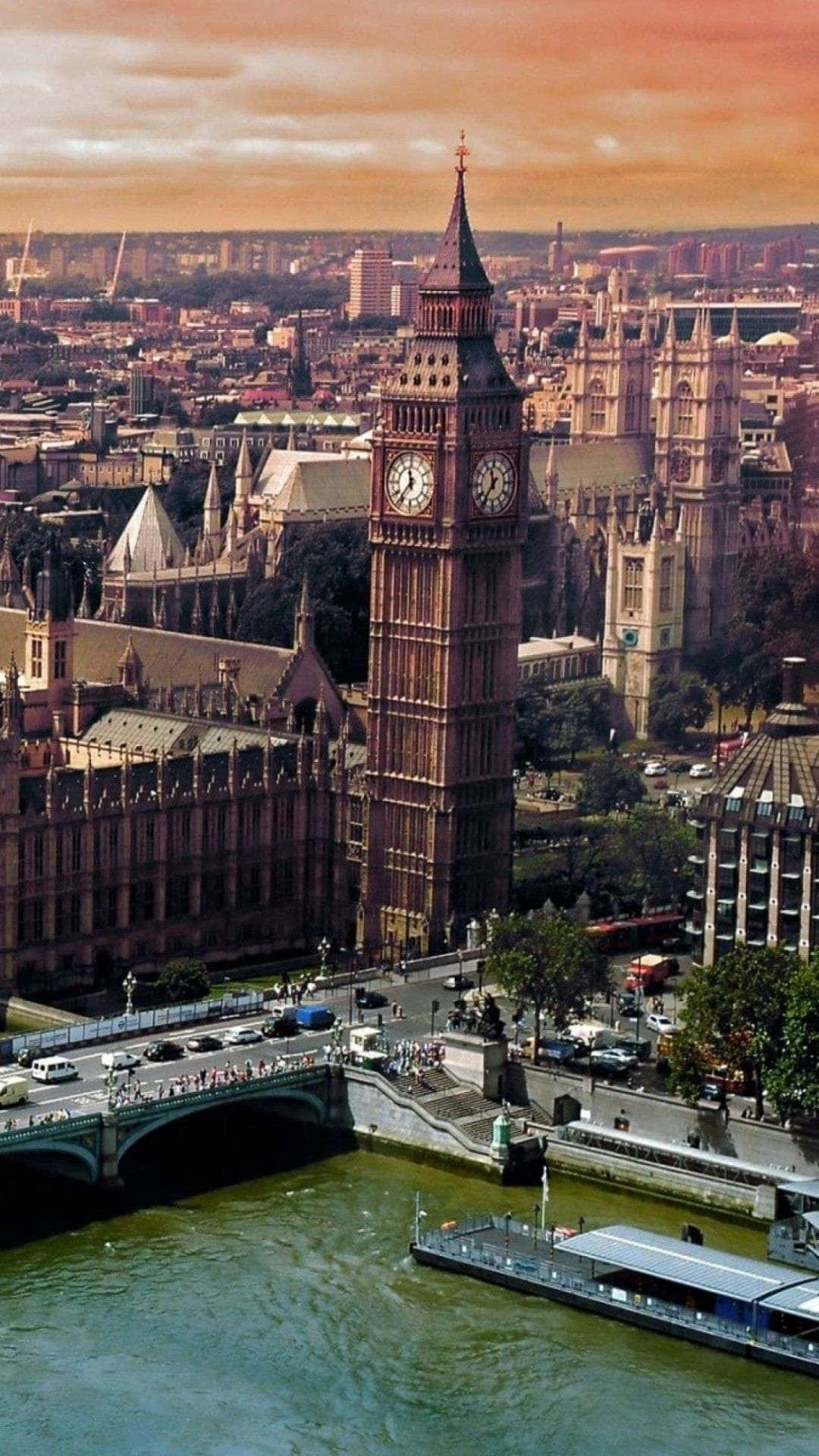 London iPhone 桌布 壁紙 — 倫敦標誌性大笨鐘和國會大廈的鳥瞰圖，在黃金時段，泰晤士河在下方流淌。