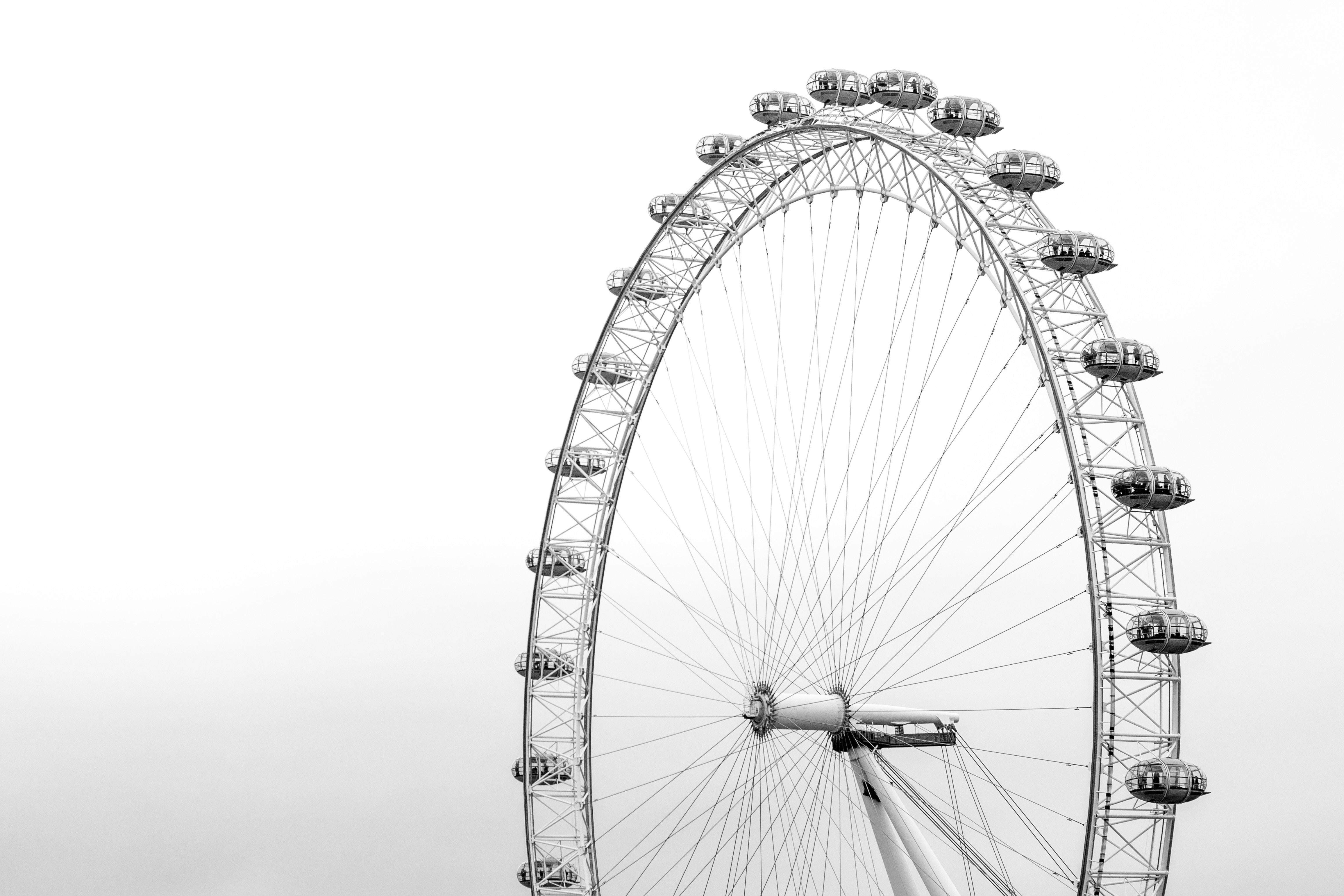 Wheel 桌布 壁紙 — 倫敦眼的單色特寫，以樸素的陰天天空為背景，強調其幾何結構和金屬質感。