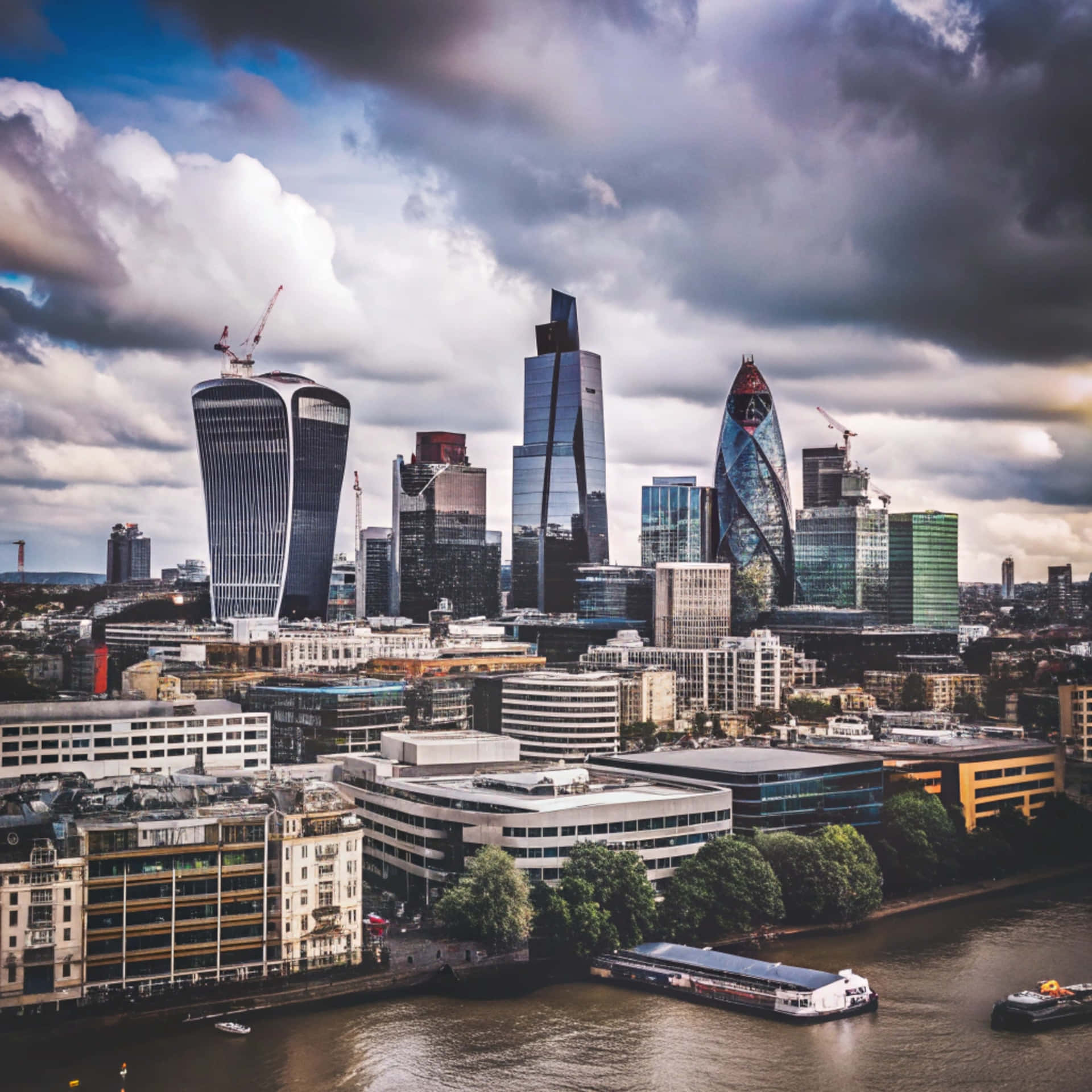 London Skyline 壁紙 — 倫敦金融區的戲劇性空拍視圖，標誌性摩天大樓如小黃瓜和對講機大廈在陰雲密布的天空下。
