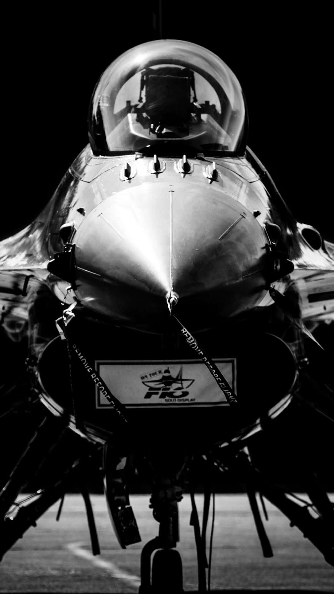 Aircraft 桌布 壁紙 — 停機坪上戰鬥機駕駛艙和機鼻錐的戲劇性黑白特寫。