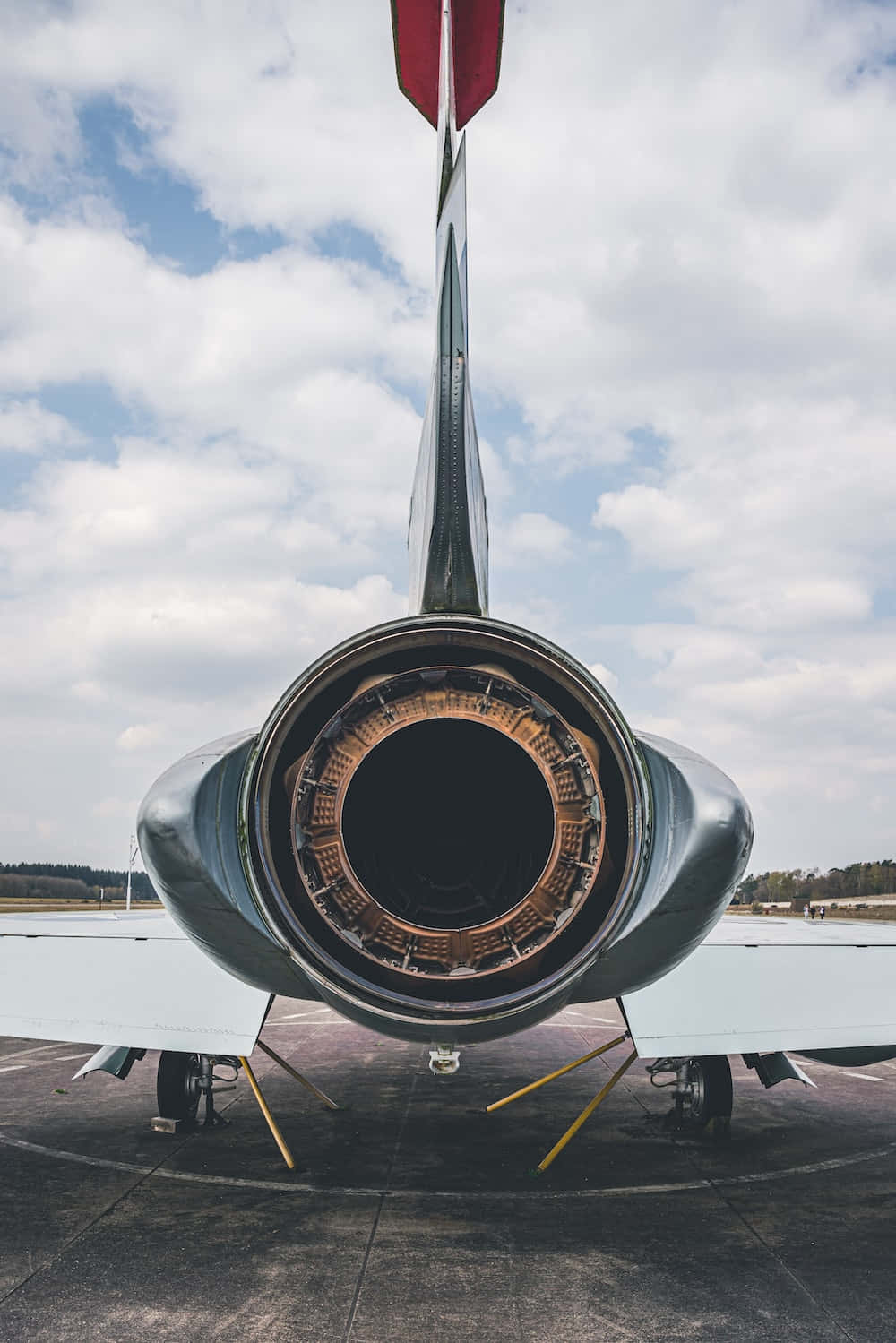 Jet Engine 桌布 壁紙 — 停機坪上飛機噴射引擎的背面特寫，背景為多雲天空。