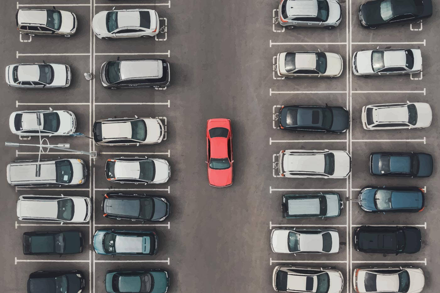 汽車 桌布 壁紙 — 停車場的鳥瞰圖，停滿了汽車，中央通道上停著一輛亮紅色轎車，格外突出。