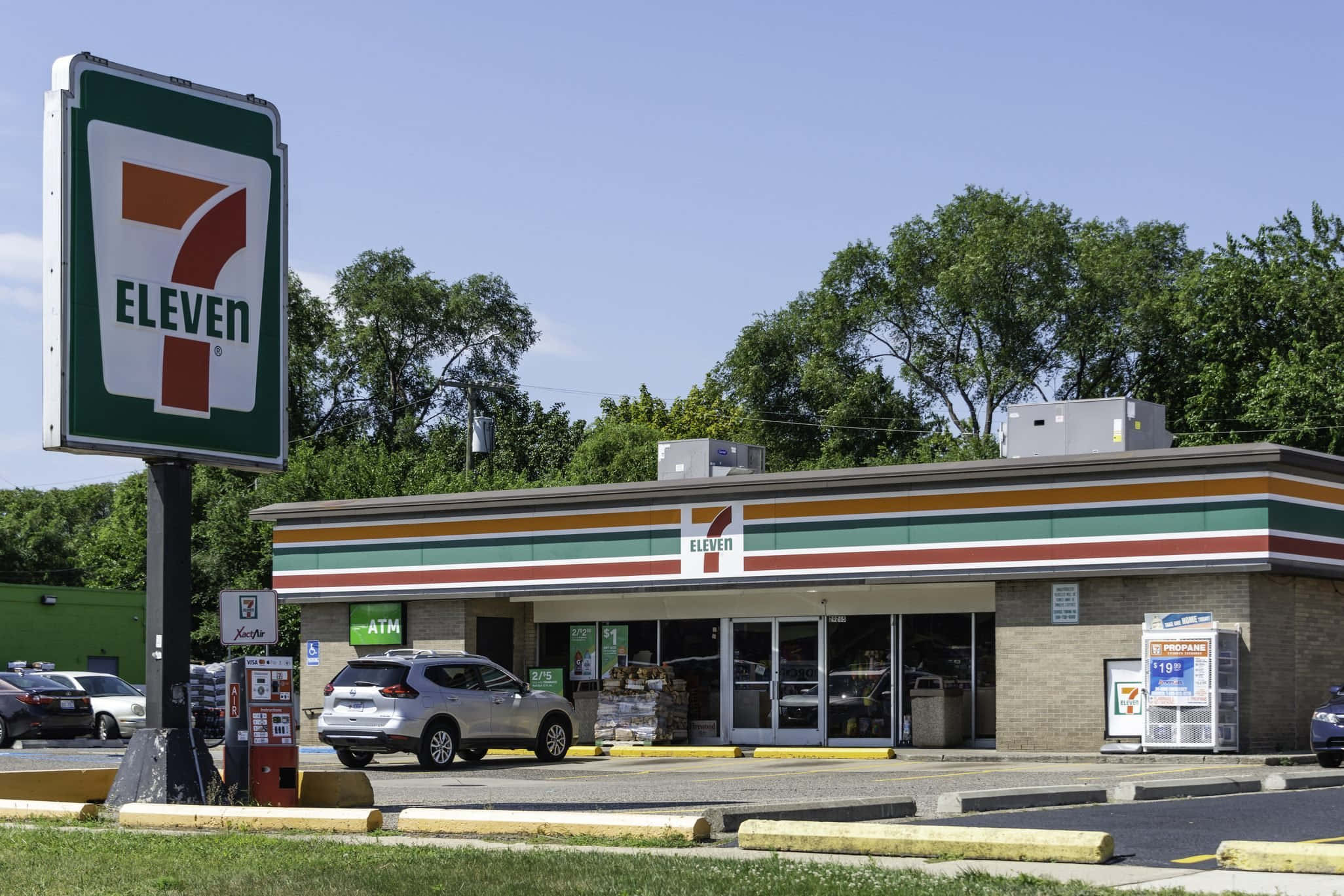 停车场内的7-11加油站 壁紙