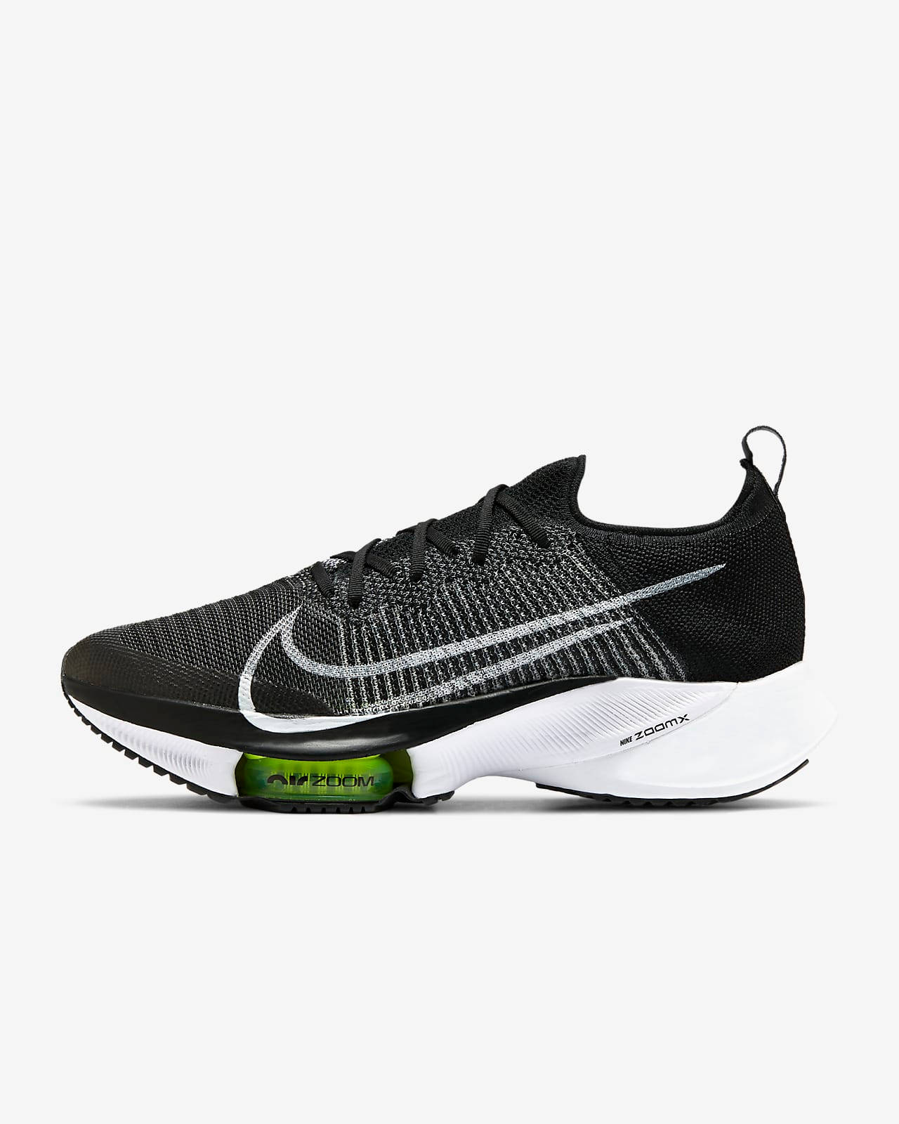 鞋子 桌布 壁紙 — 側面展示的時尚黑色Nike跑鞋，帶有銀色Swoosh標誌和充滿活力的綠色ZoomX緩震單元。