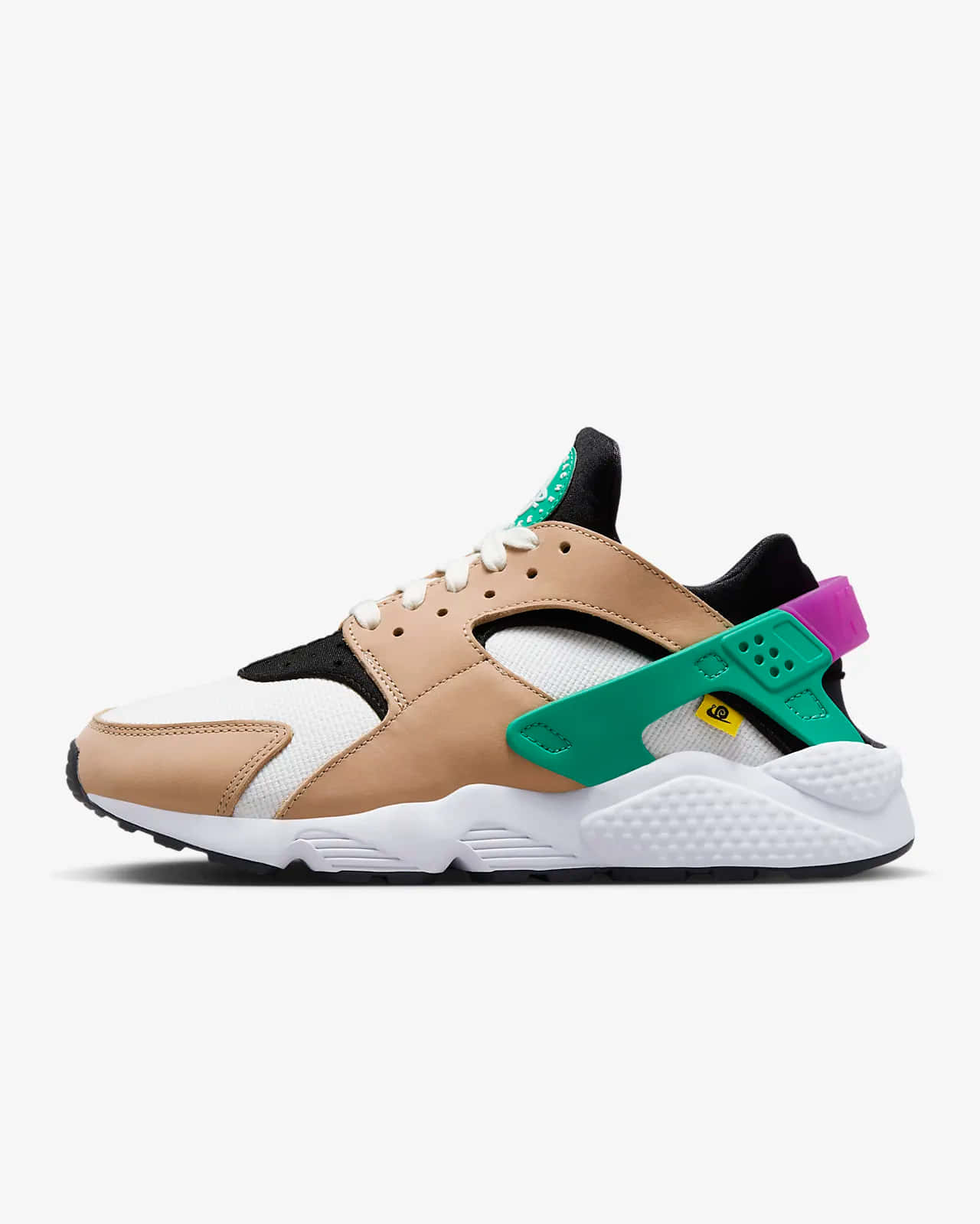 Nike 桌布 壁紙 — 側面輪廓的彩色 Nike Air Huarache 運動鞋，帶有米色、白色、黑色、綠色和紫色點綴，背景簡潔。