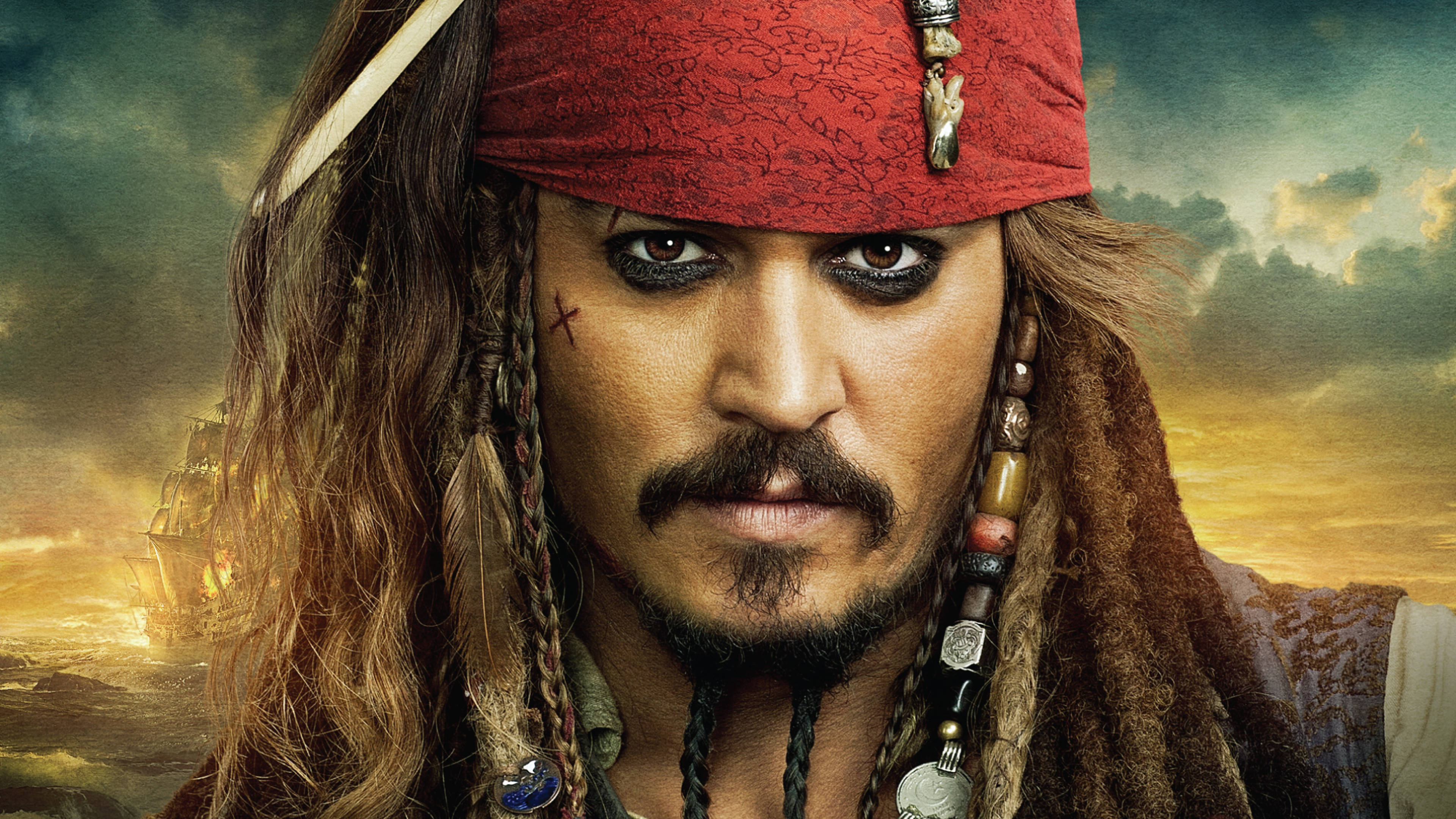 Pirates Of The Caribbean 桌布 壁紙 — 傑克船長史派洛戴著紅色頭巾和海盜珠子，在暴風雨日落的海上凝視著遠方的船隻。