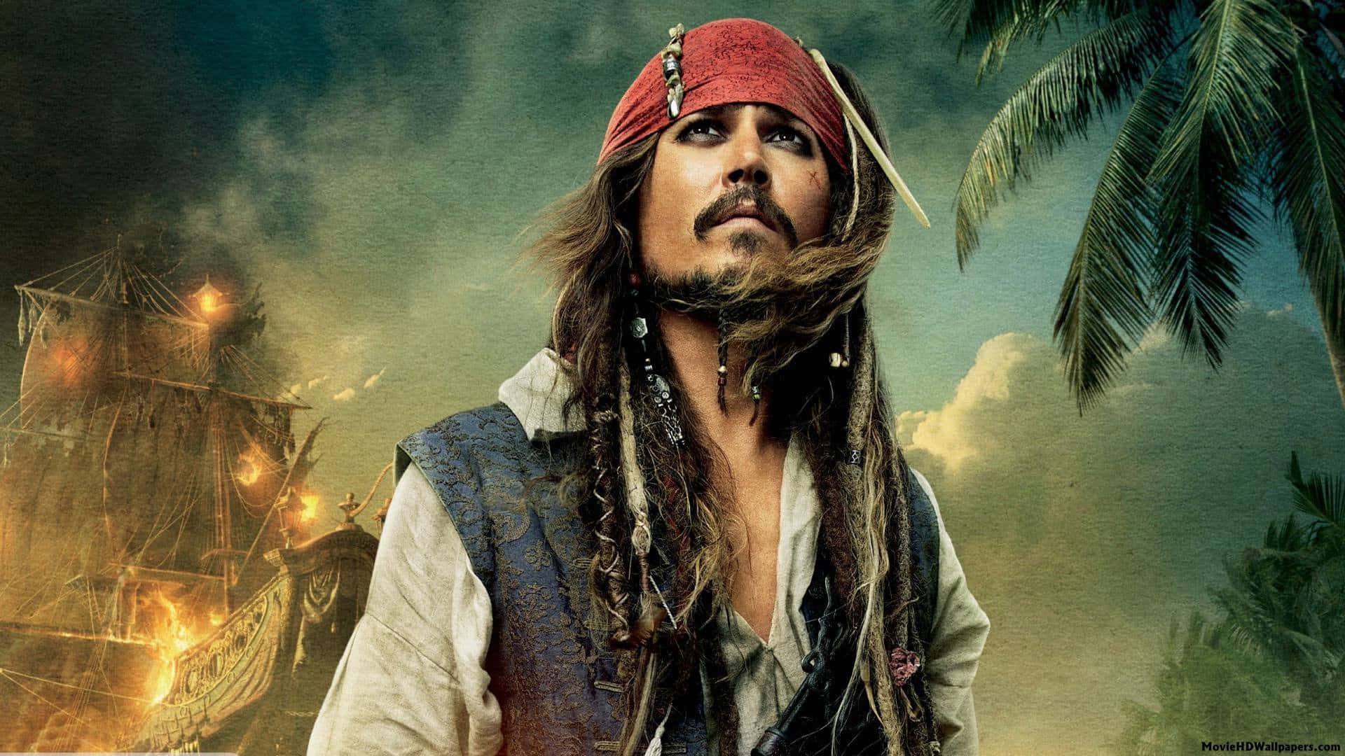Pirates Of The Caribbean 桌布 壁紙 — 傑克船長挑釁地站在熱帶棕櫚樹中，他的船在他身後燃燒，構成一個戲劇性的海盜冒險場景。