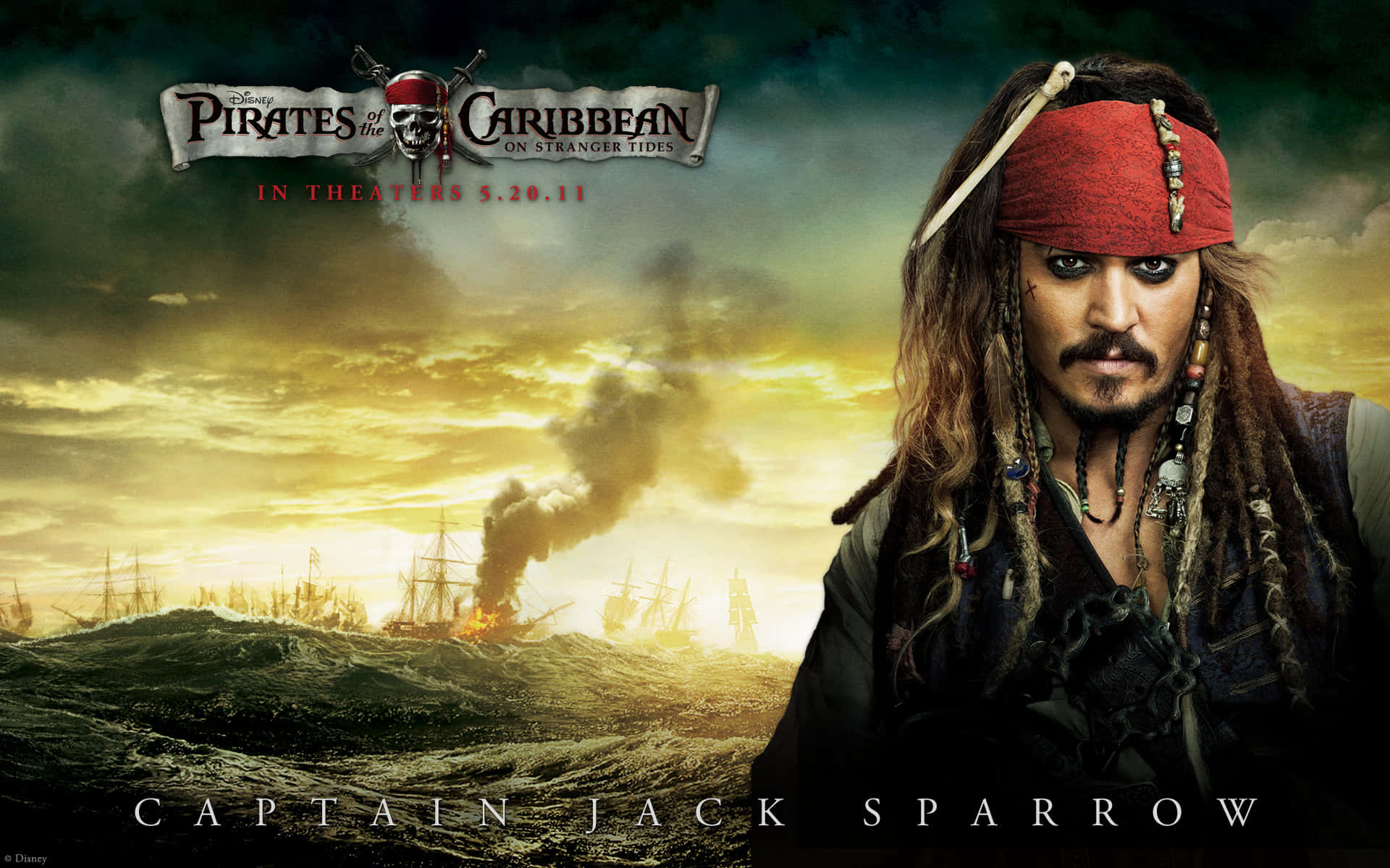 Pirates Of The Caribbean 桌布 壁紙 — 傑克船長站在風暴洶湧的大海前，遠方船隻在金色夕陽天空下激戰。