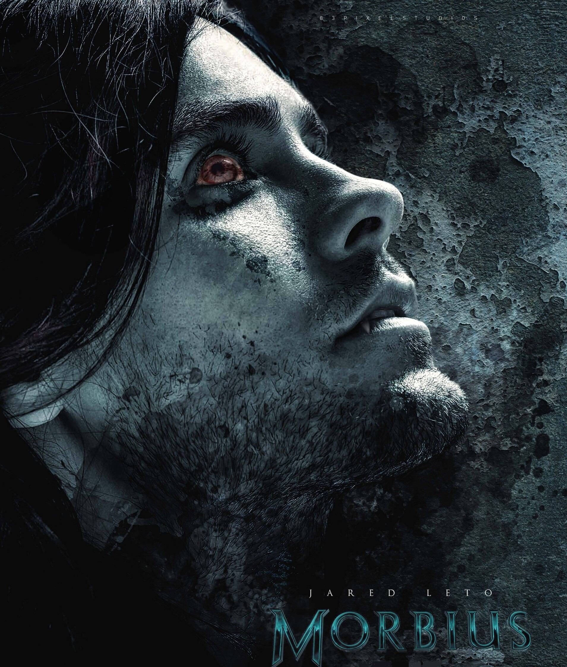 Morbius 桌布 壁紙 — 傑瑞德·雷托飾演的莫比烏斯，特寫鏡頭，在帶有紋理的深色背景前，雙眼發出紅光，皮膚蒼白。