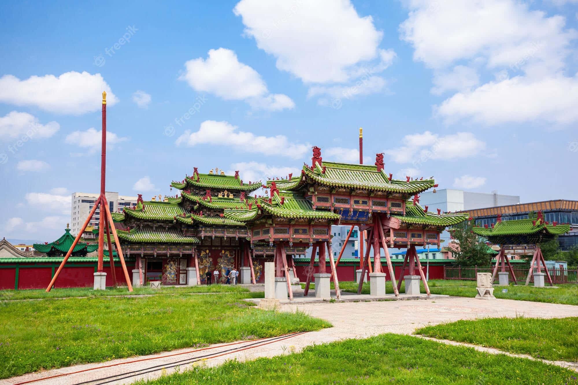 Mongolia 桌布 壁紙 — 傳統中國寺廟，綠色屋頂和紅色柱子，矗立在明亮的藍天下，有蓬鬆的白雲。