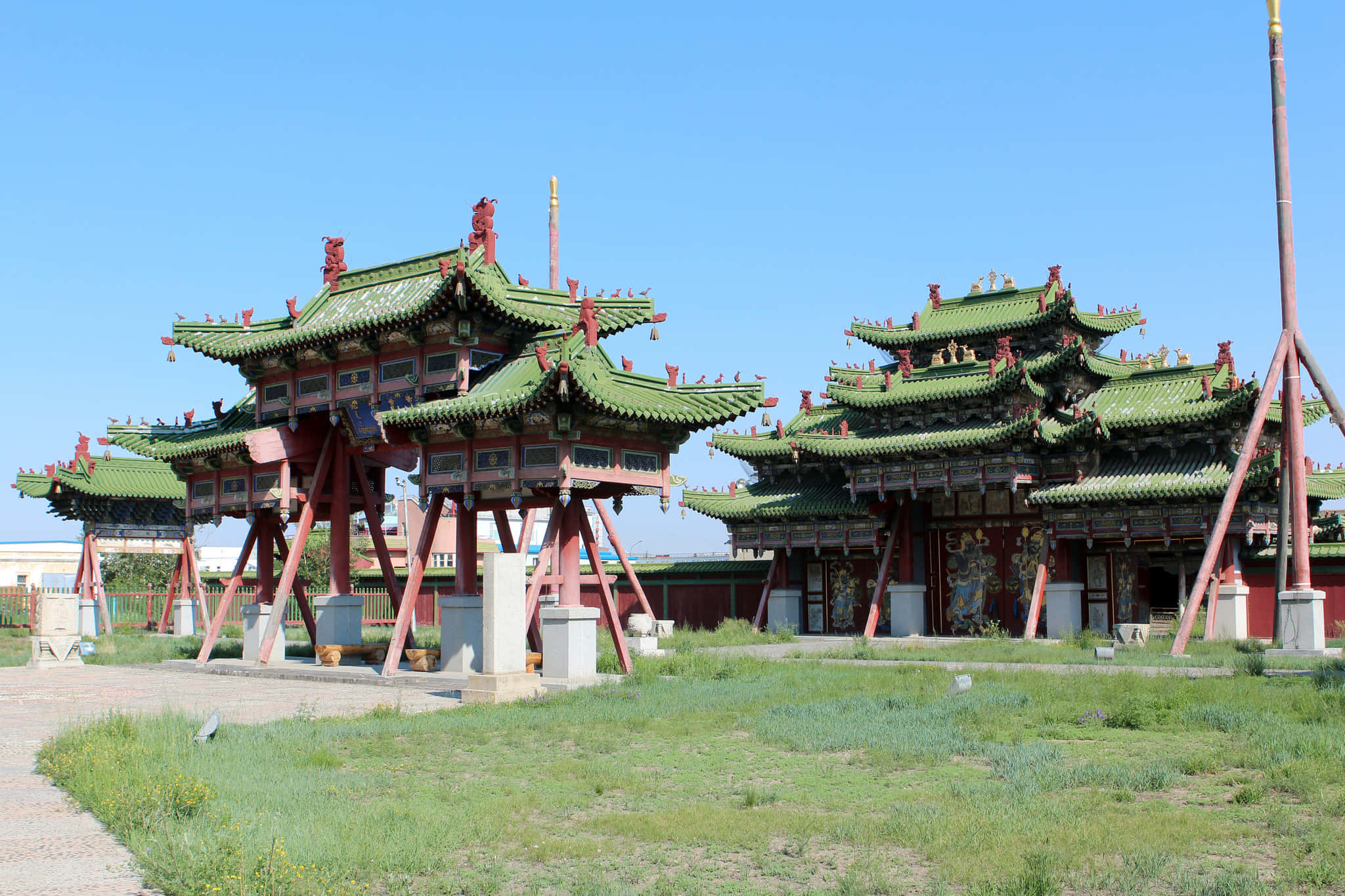 Mongolia 桌布 壁紙 — 傳統中國寺廟，綠色瓦頂和紅色柱子，矗立在晴朗藍天下，前景草地。