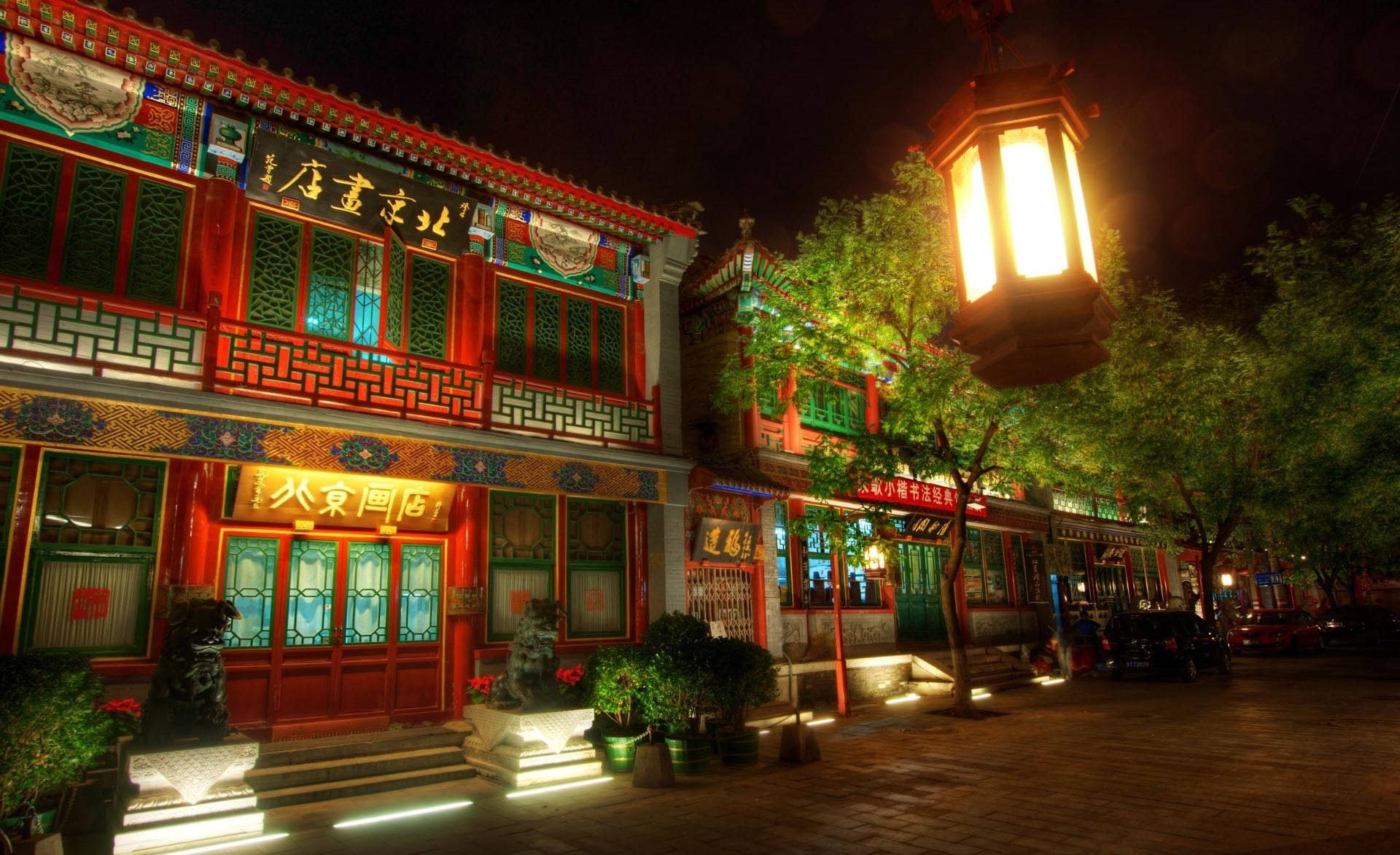 中式房屋壁紙 桌布 壁紙 — 傳統中國建築的充滿活力的夜景，帶有發光的燈籠和照亮的紅色木質外牆。