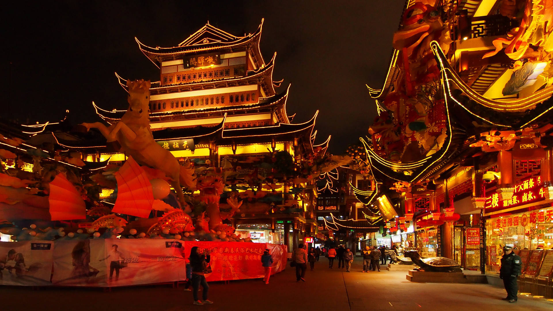 Shanghai 桌布 壁紙 — 傳統中國街道的充滿活力的夜景，有燈火通明的寶塔式建築和節日裝飾。
