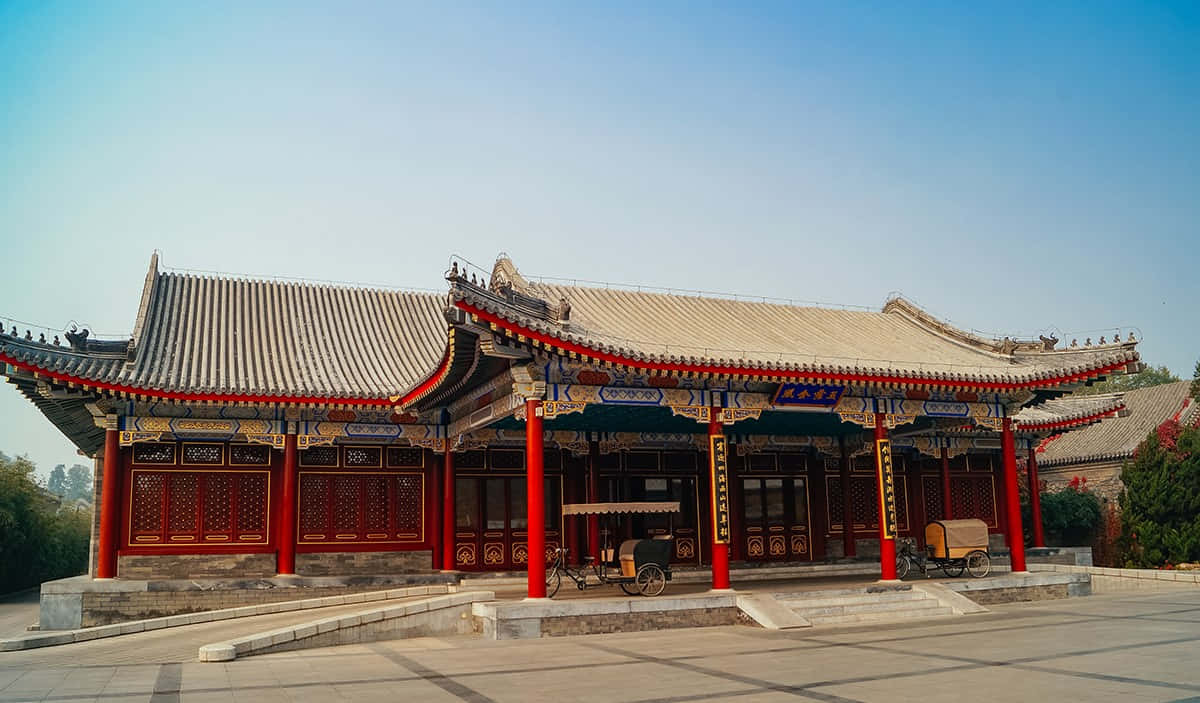 建築 桌布 壁紙 — 傳統中式亭閣，紅色柱子，灰色瓦頂，襯托晴朗藍天。