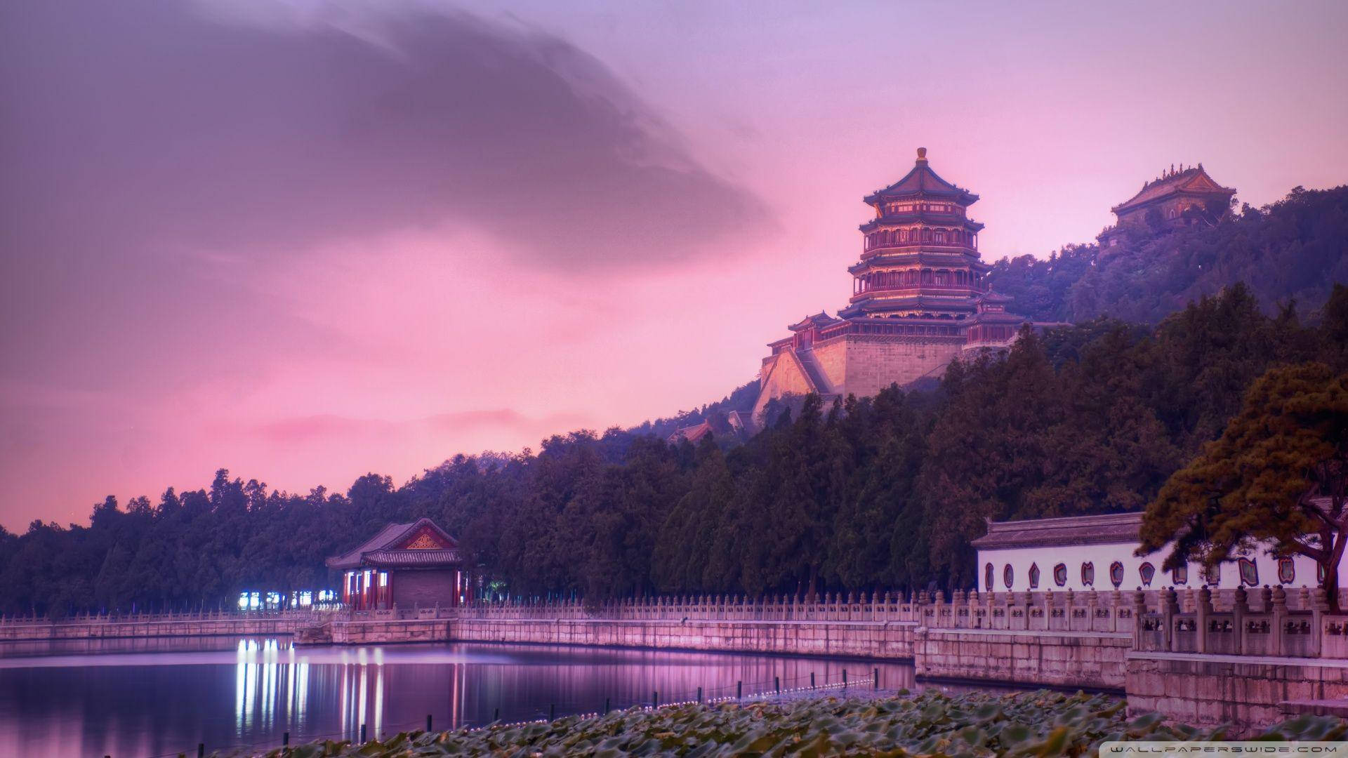 Beijing 桌布 壁紙 — 傳統中式亭閣旁平靜湖面倒映粉紫天空的寧靜黃昏景象。