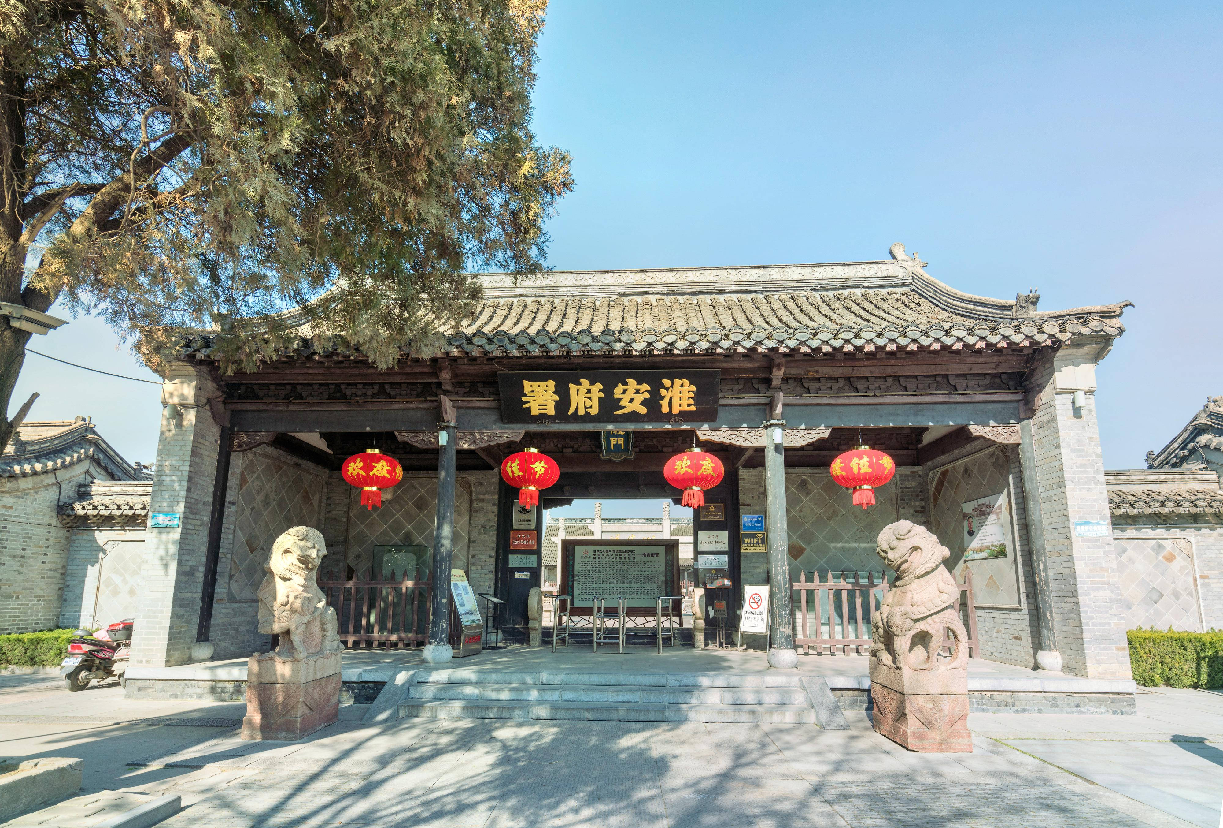 中國 桌布 壁紙 — 傳統中式門樓，石獅守護，紅燈籠高掛，晴空萬里。