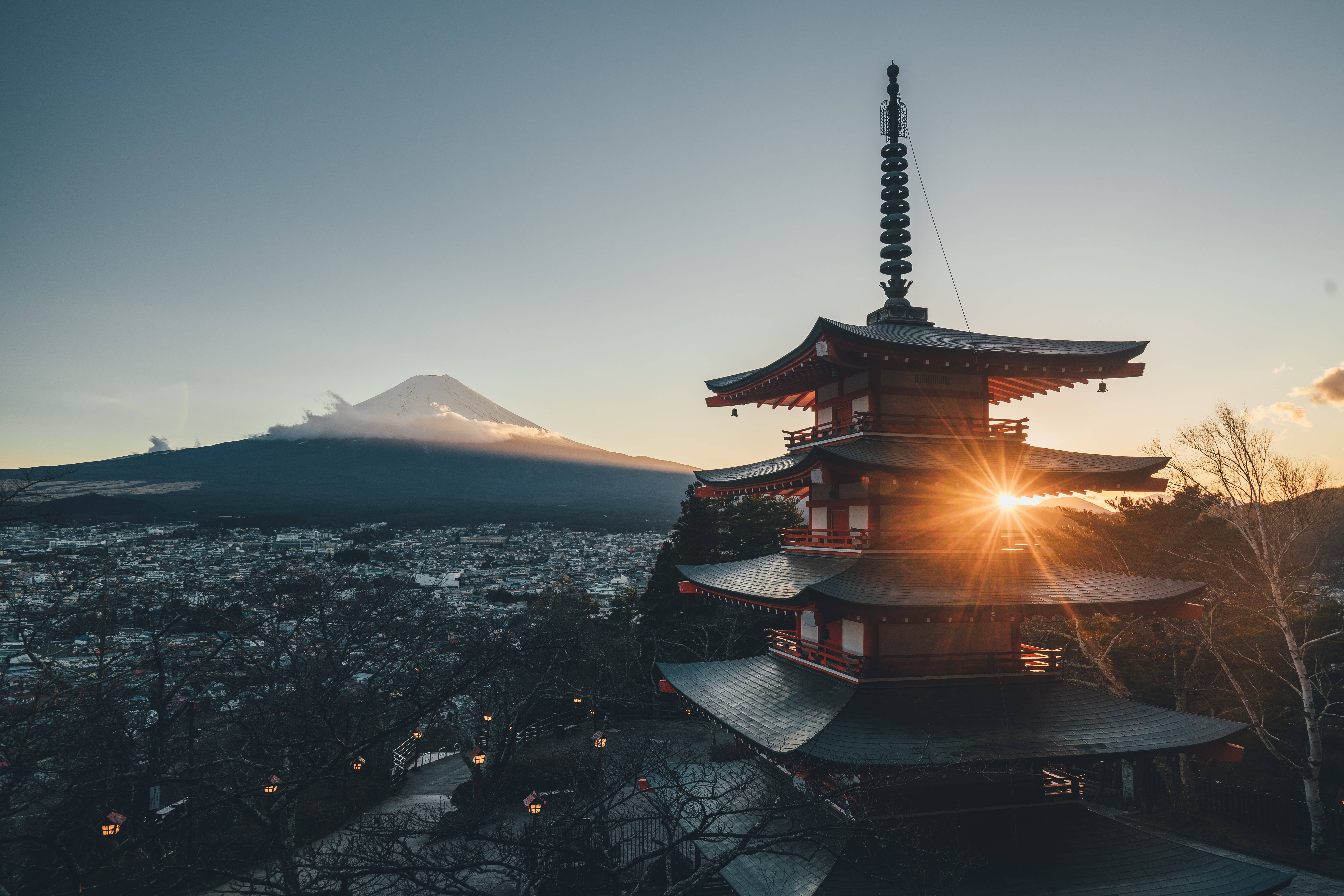 日本 桌布 壁紙 — 傳統日本寶塔在夕陽映照下呈現剪影，遠方可見富士山。