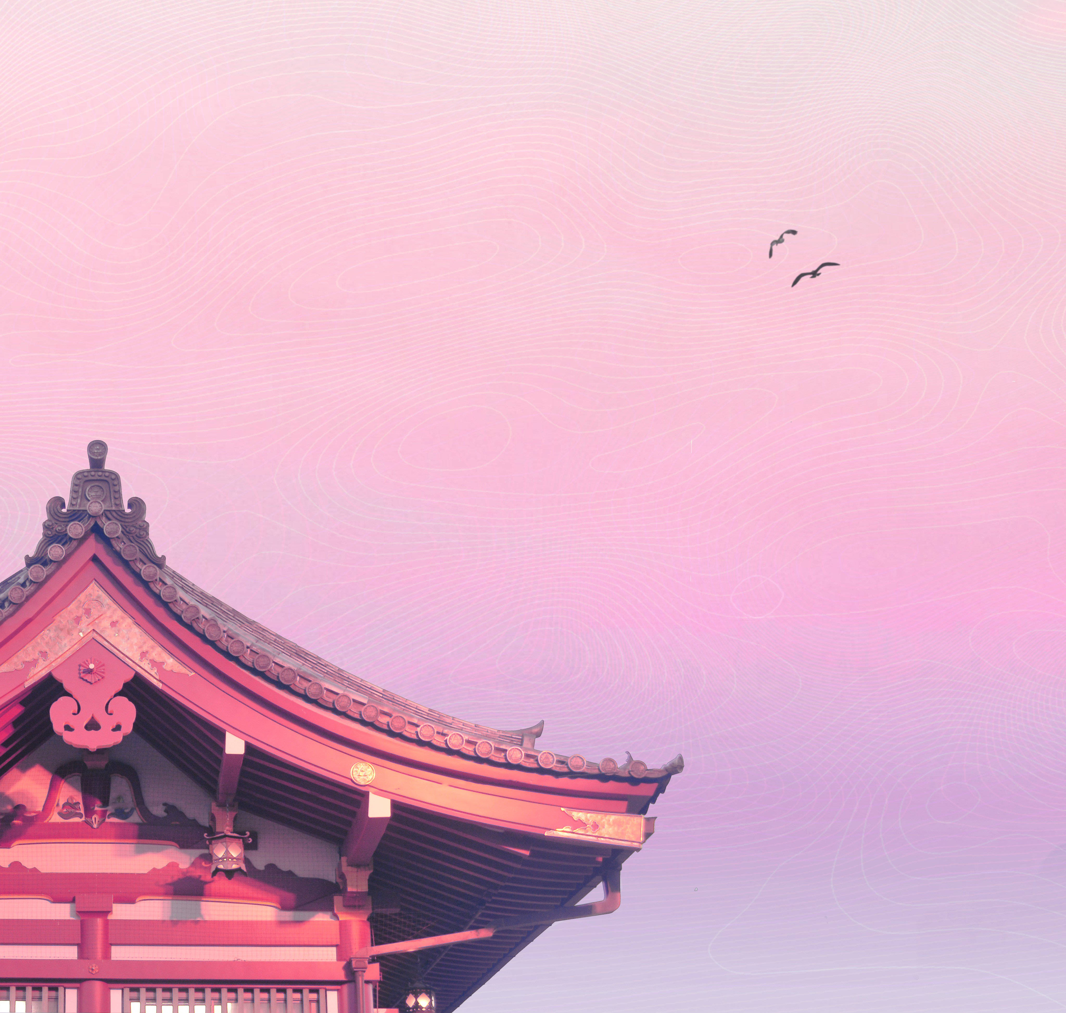 pastel 桌布 壁紙 — 傳統日本寺廟屋頂在柔和波浪圖案和兩隻飛鳥的襯托下，於粉彩天空中閃耀著粉紅色光芒。