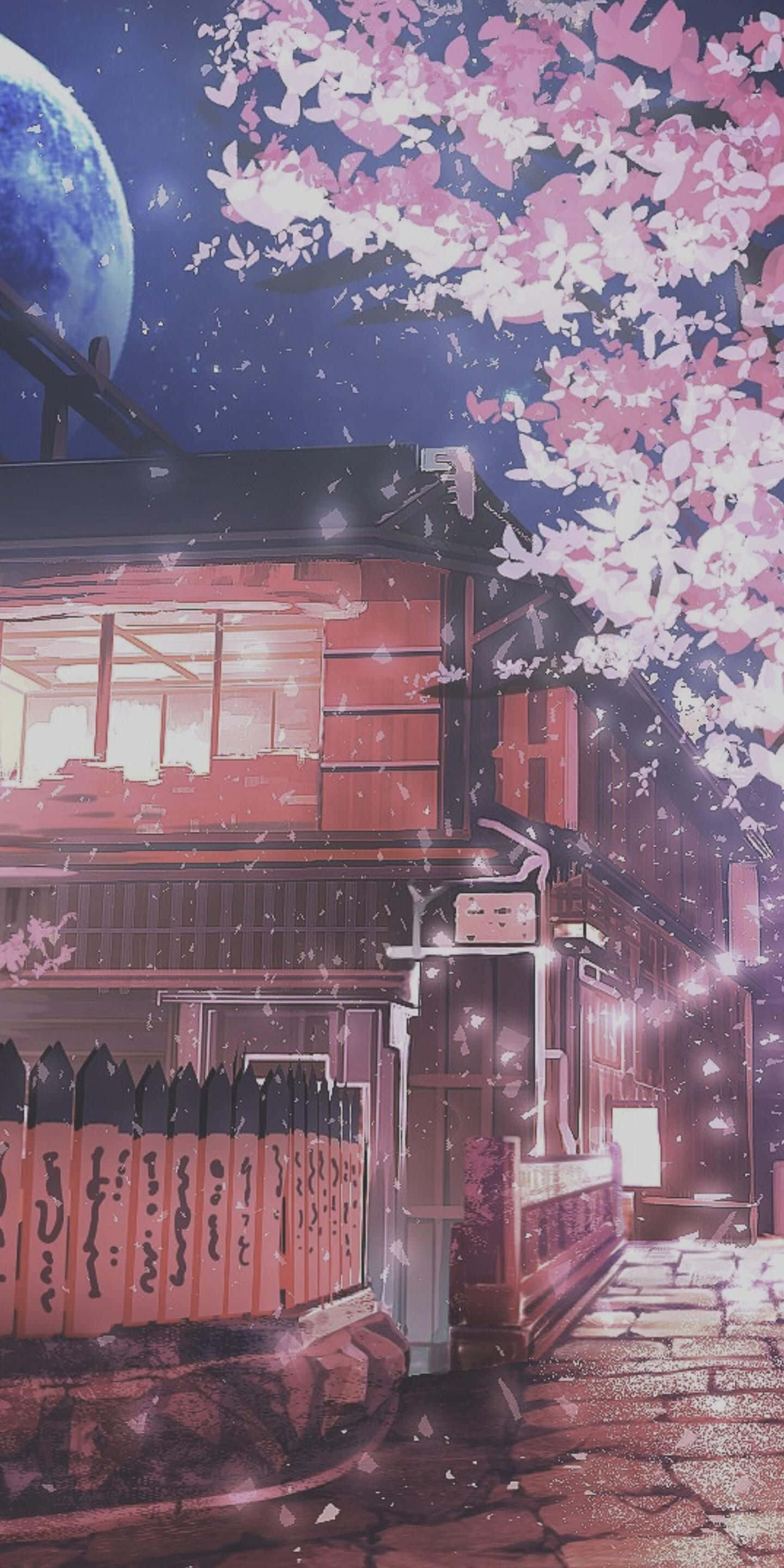 桌布 壁紙 — 傳統日本房屋在夜間櫻花下，有發光的月亮和飄落的花瓣。