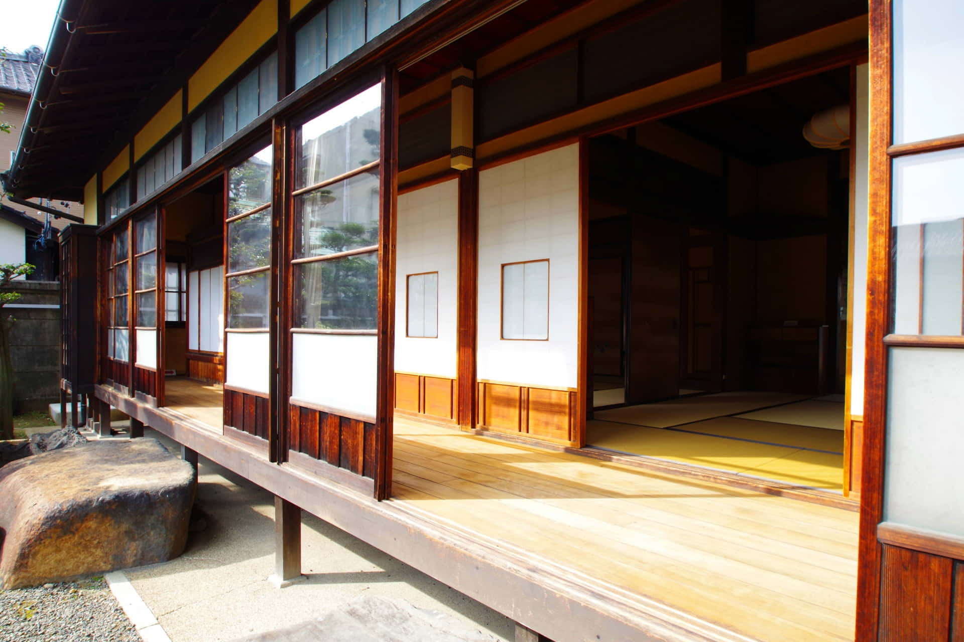 日式 桌布 壁紙 — 傳統日本木屋，配有滑動式障子門和榻榻米，沐浴在溫暖的陽光中。