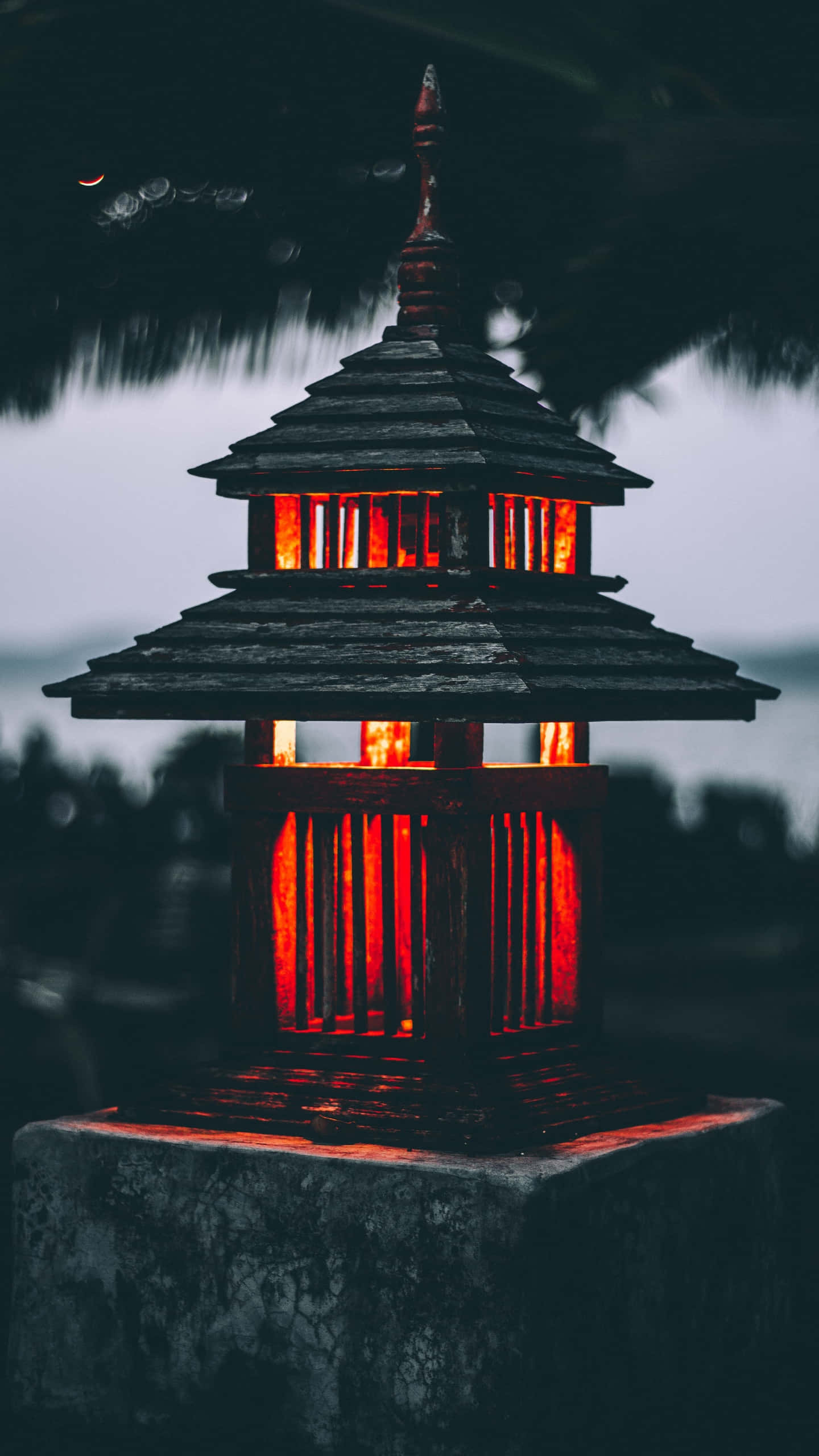 桌布 壁紙 — 傳統木製燈籠發出紅光，在黑暗的雨夜天空中溫暖地閃耀。