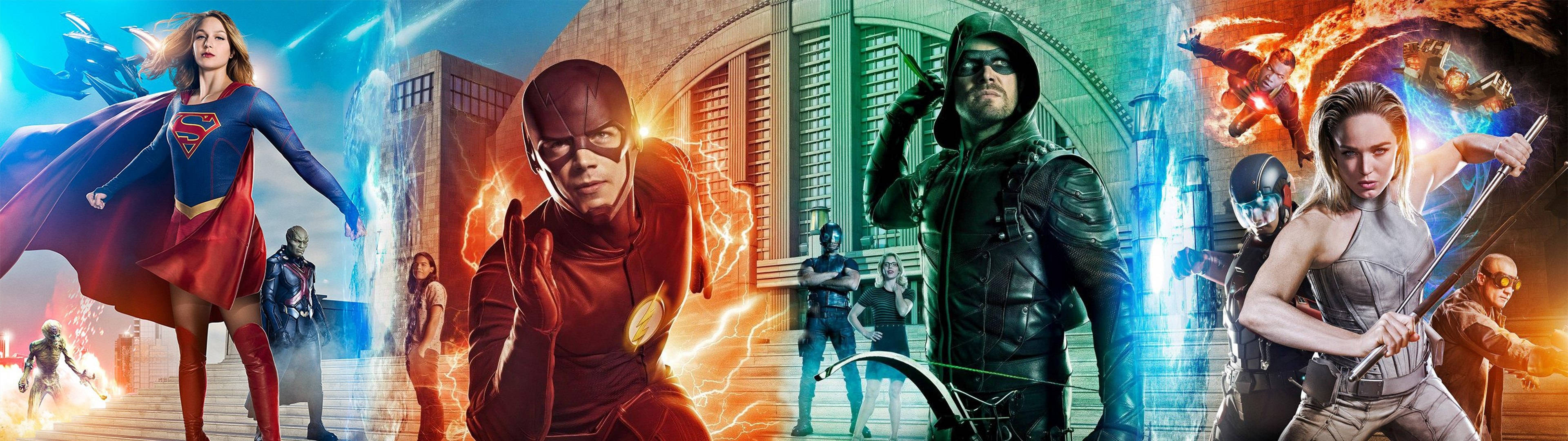 閃電俠 桌布 壁紙 — 像 Supergirl、The Flash 和 Arrow 這樣的超級英雄，在充滿活力的宇宙和城市背景下，以動態的能量效果英勇地站立著。