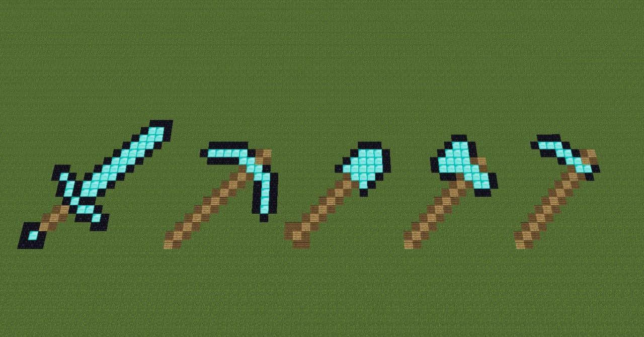 Minecraft Weapons 桌布 壁紙 — 像素化Minecraft工具，包括劍、鎬和斧頭，排列在綠色草地上。