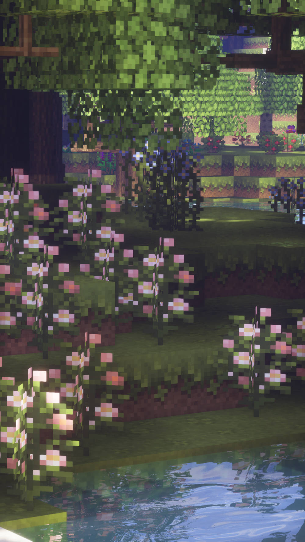 Flower Garden 桌布 壁紙 — 像素化Minecraft花園，粉紅色花朵和樹木在平靜的水面上倒映，陽光普照。