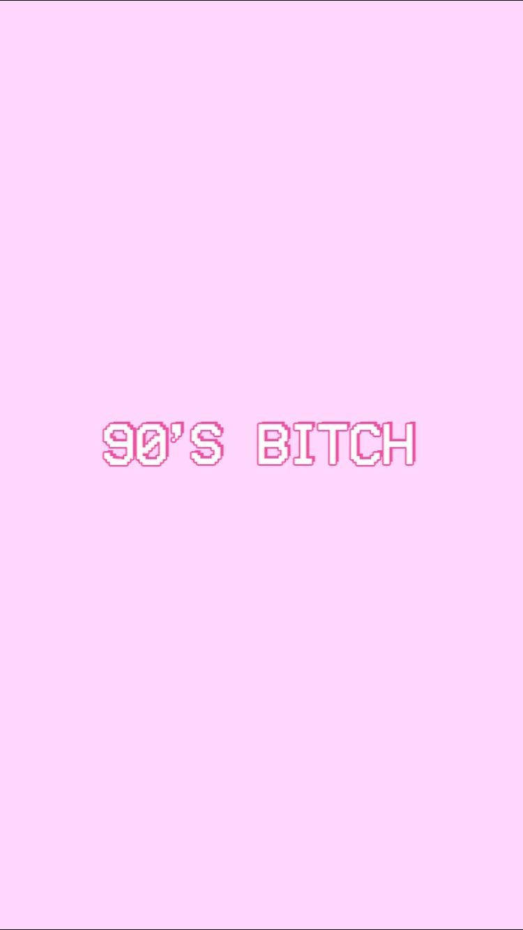 復古90年代風格 桌布 壁紙 — 像素化文字「90's BITCH」居中顯示在純淺粉紅色背景上。