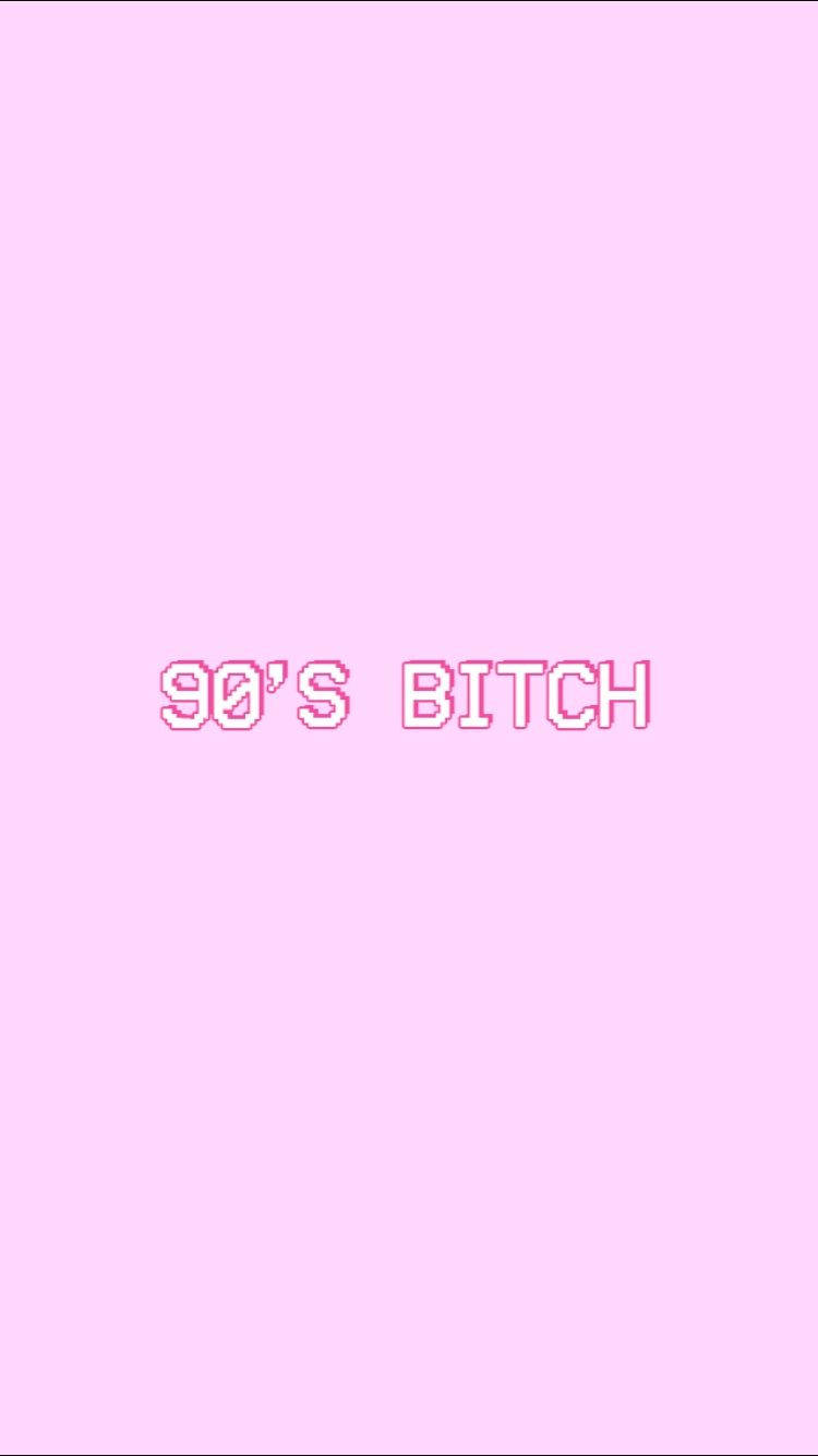 90年代 桌布 壁紙 — 像素化文字「90'S BITCH」居中顯示在純淺粉紅色背景上。