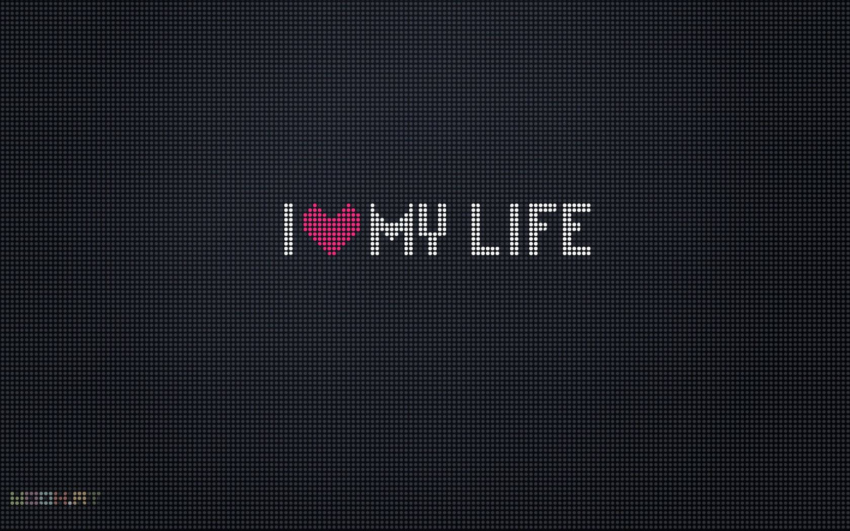 愛心 桌布 壁紙 — 像素化文字以白色和粉紅色在深色點狀背景上顯示「我 ❤️ 我的生活」。