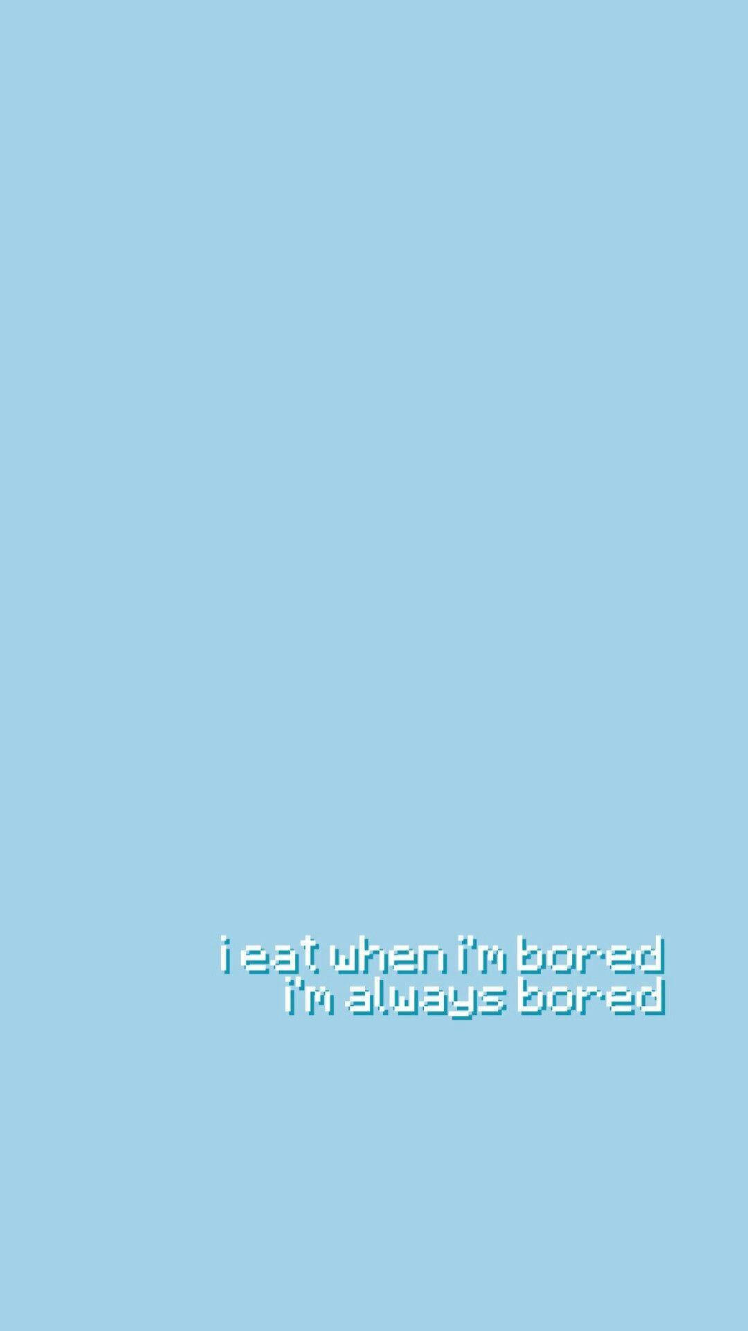Aesthetic Baby Blue 桌布 壁紙 — 像素化文字顯示「我在無聊的時候吃東西，我總是無聊」，背景是純淺藍色。