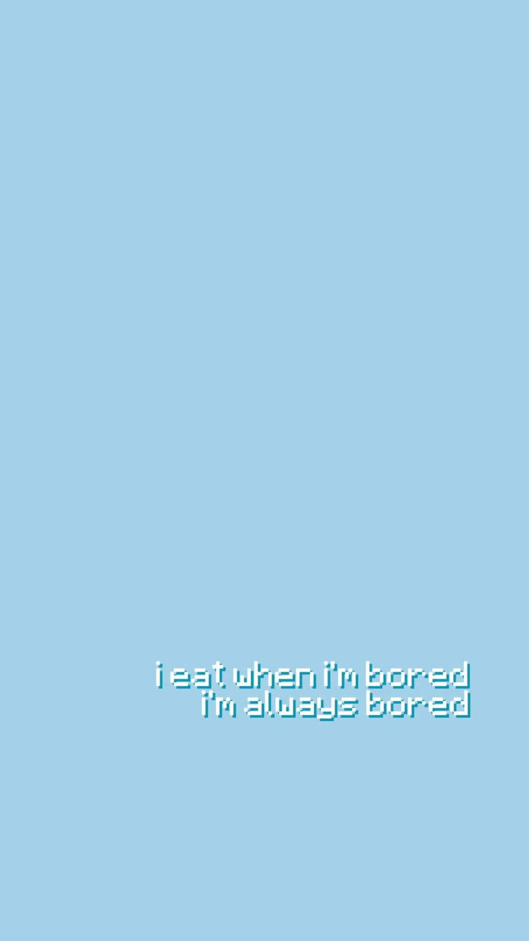 Pastel Blue 桌布 壁紙 — 像素化文字顯示「我無聊時就吃，我總是無聊」，背景為純淺藍色。